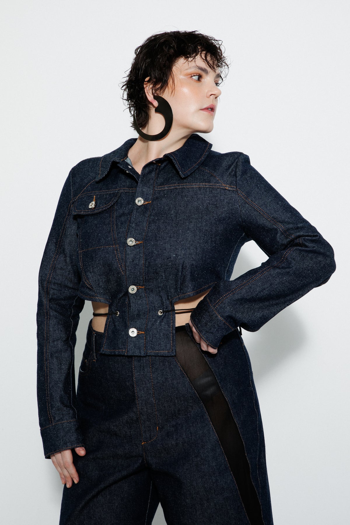 Modelo usando Jaqueta Jeans Corset Karoline Vitto, detalhe frontal