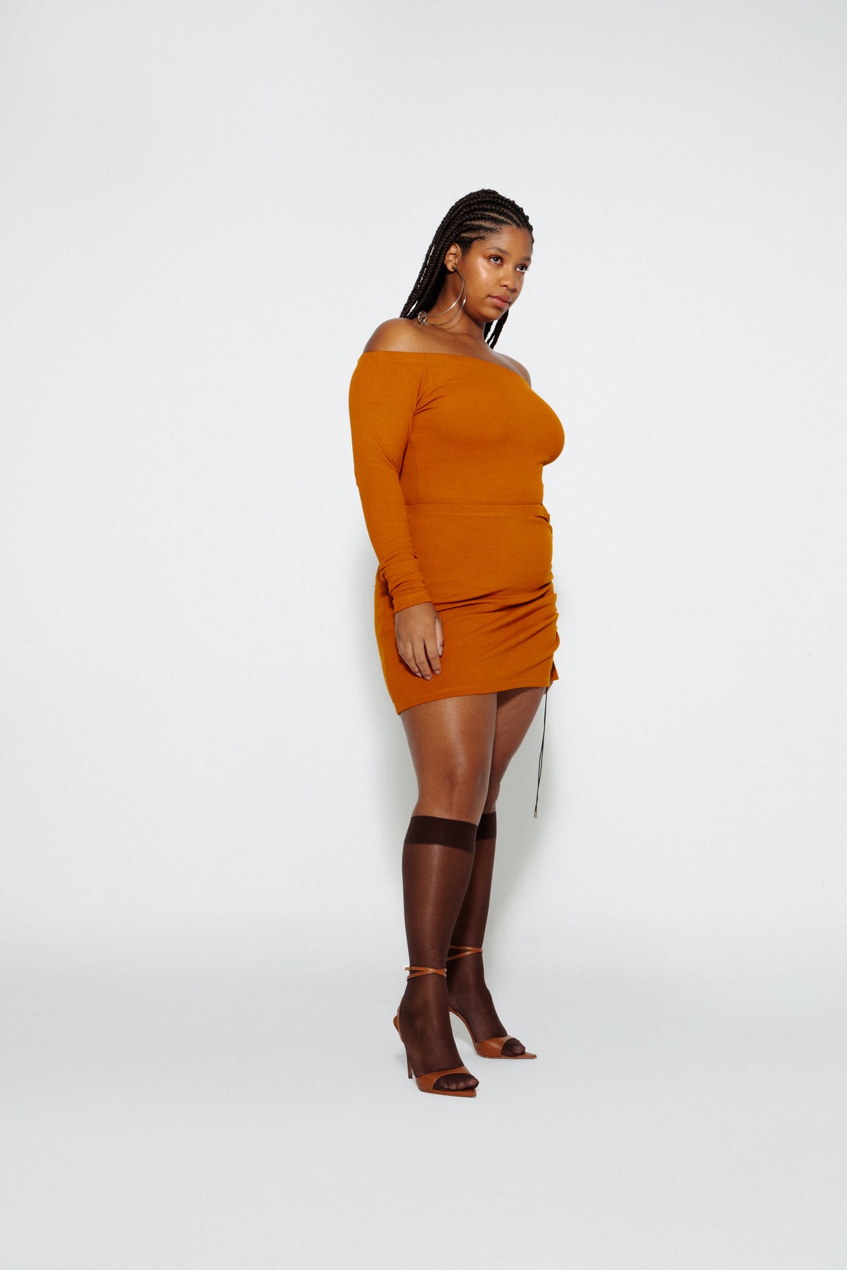 Modelo usando Minissaia Barely There Mostarda Karoline Vitto, vista lateral