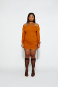 Modelo usando Minissaia Barely There Mostarda Karoline Vitto