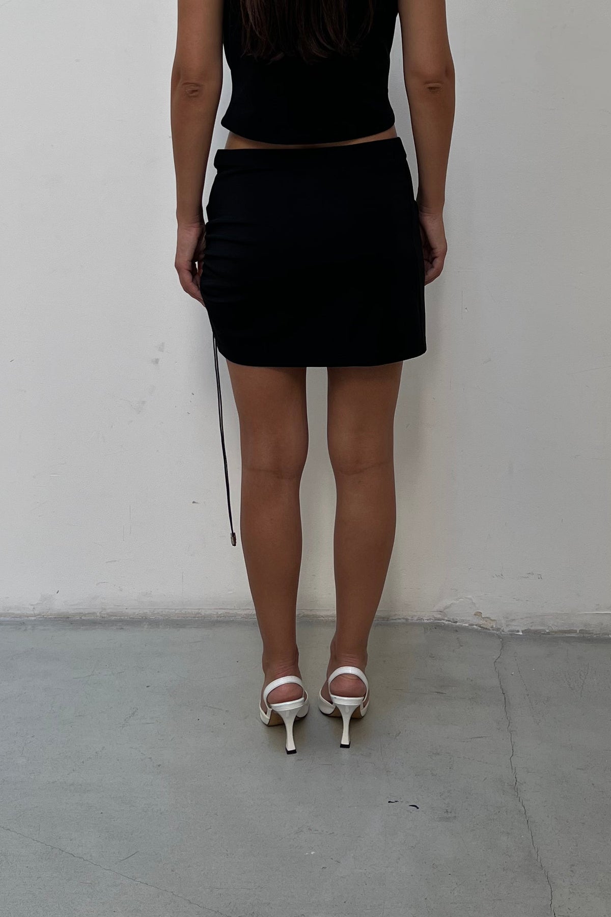 Modelo usando Minissaia Barely There Preta Karoline Vitto, vista traseira