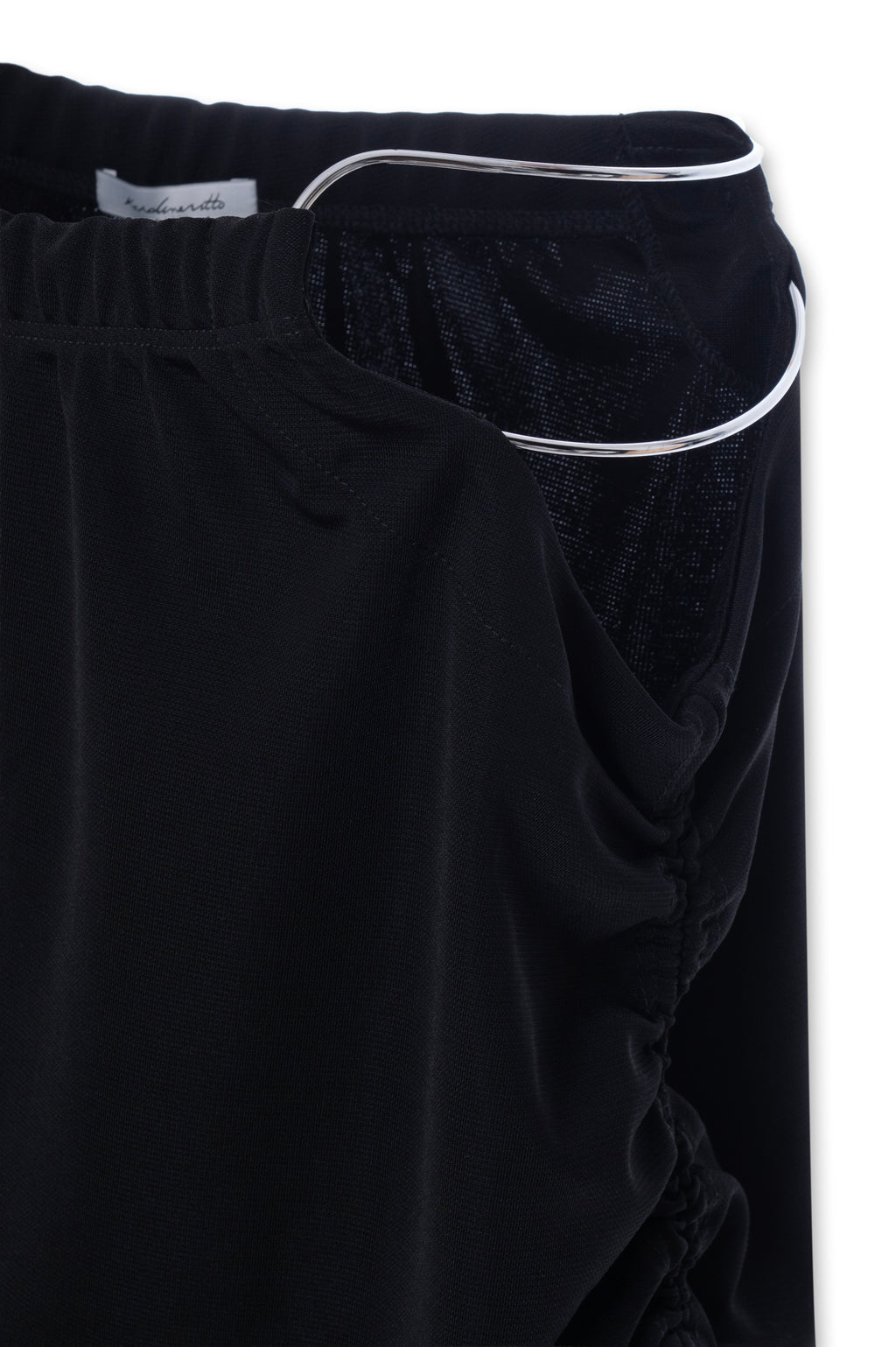 Detalhe lateral da Minissaia Barely There Preta Karoline Vitto