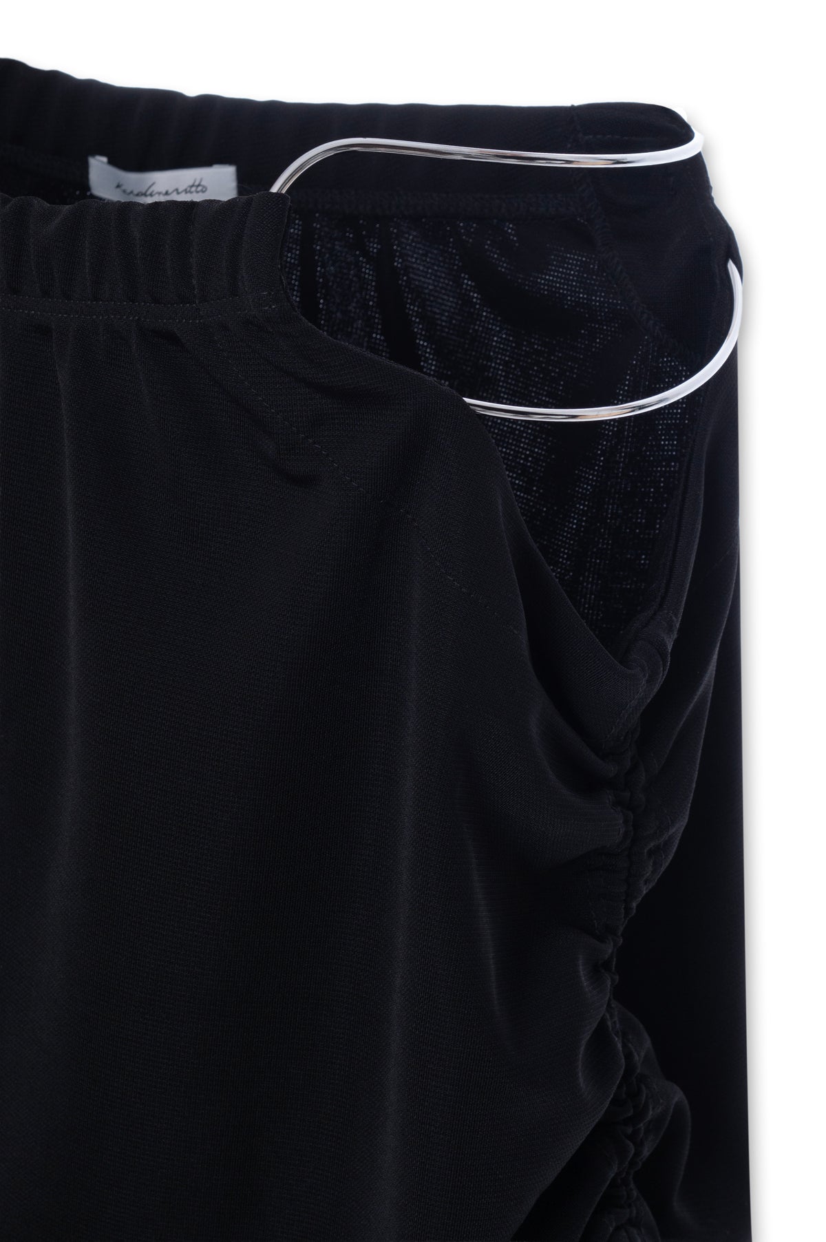 Detalhe lateral da Minissaia Barely There Preta Karoline Vitto