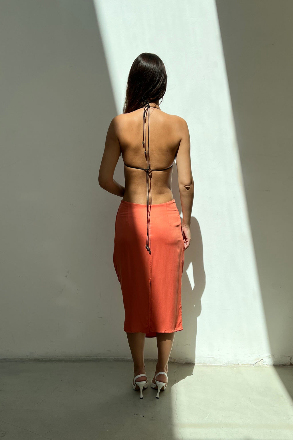 Modelo usando Saia Degagê Exagerado Laranja Karoline Vitto, vista traseira