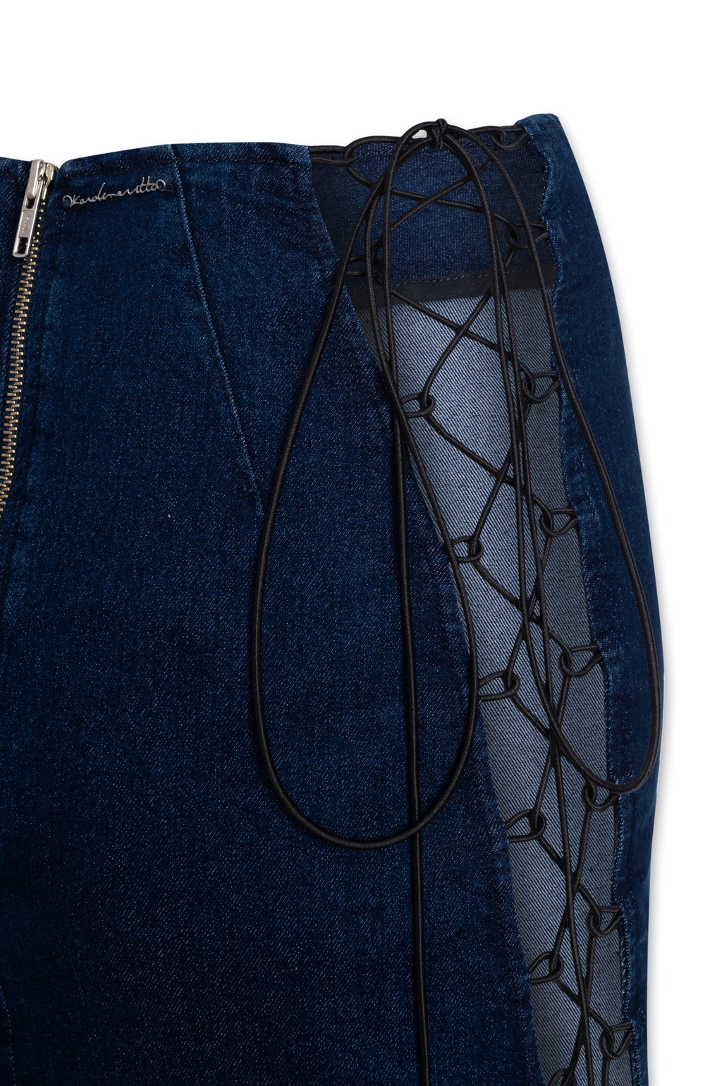 Detalhe das amarrações laterais da Saia Jeans Midi Amarrações Azul Karoline Vitto