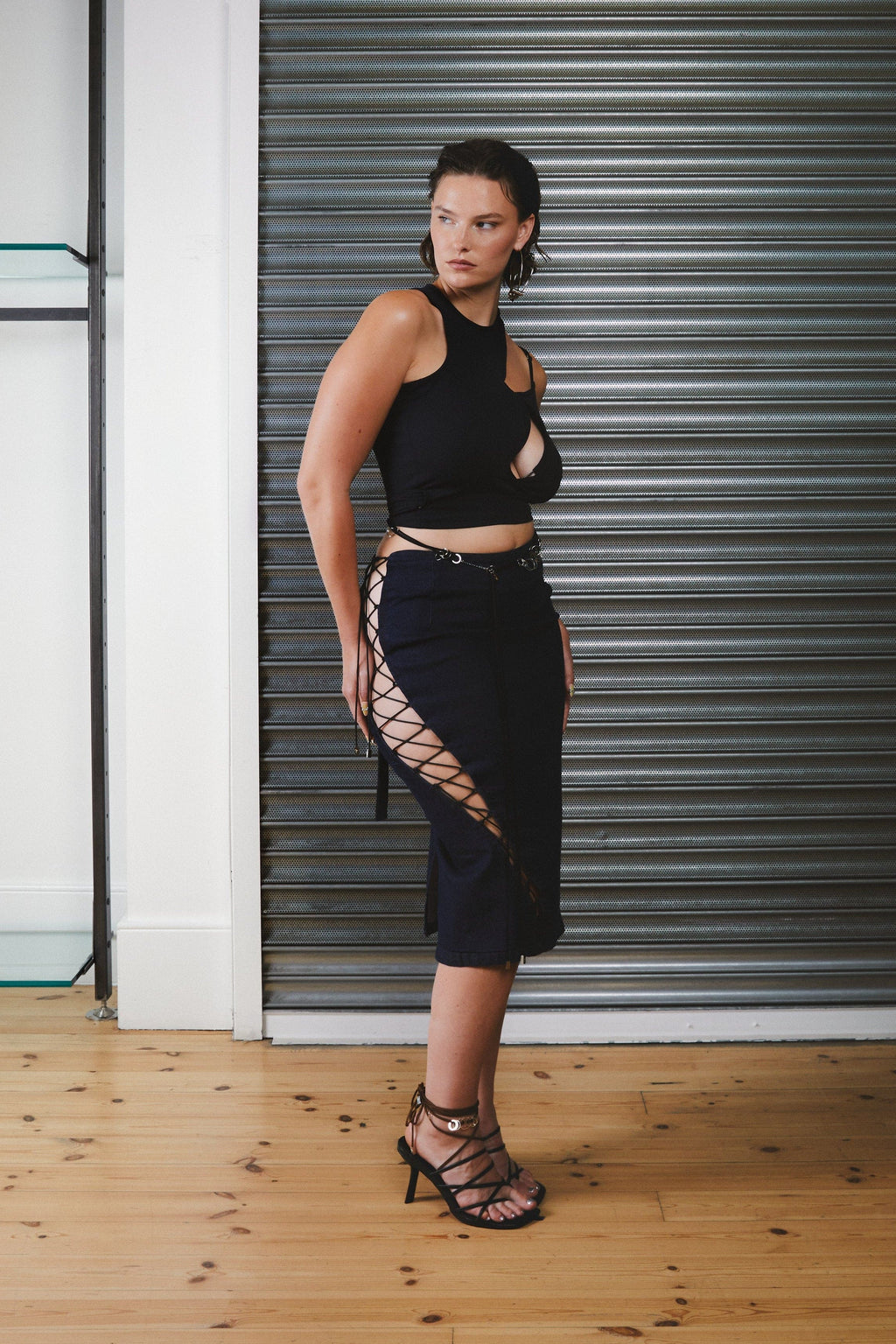Modelo usando Saia Jeans Midi Amarrações Azul Karoline Vitto, vista lateral