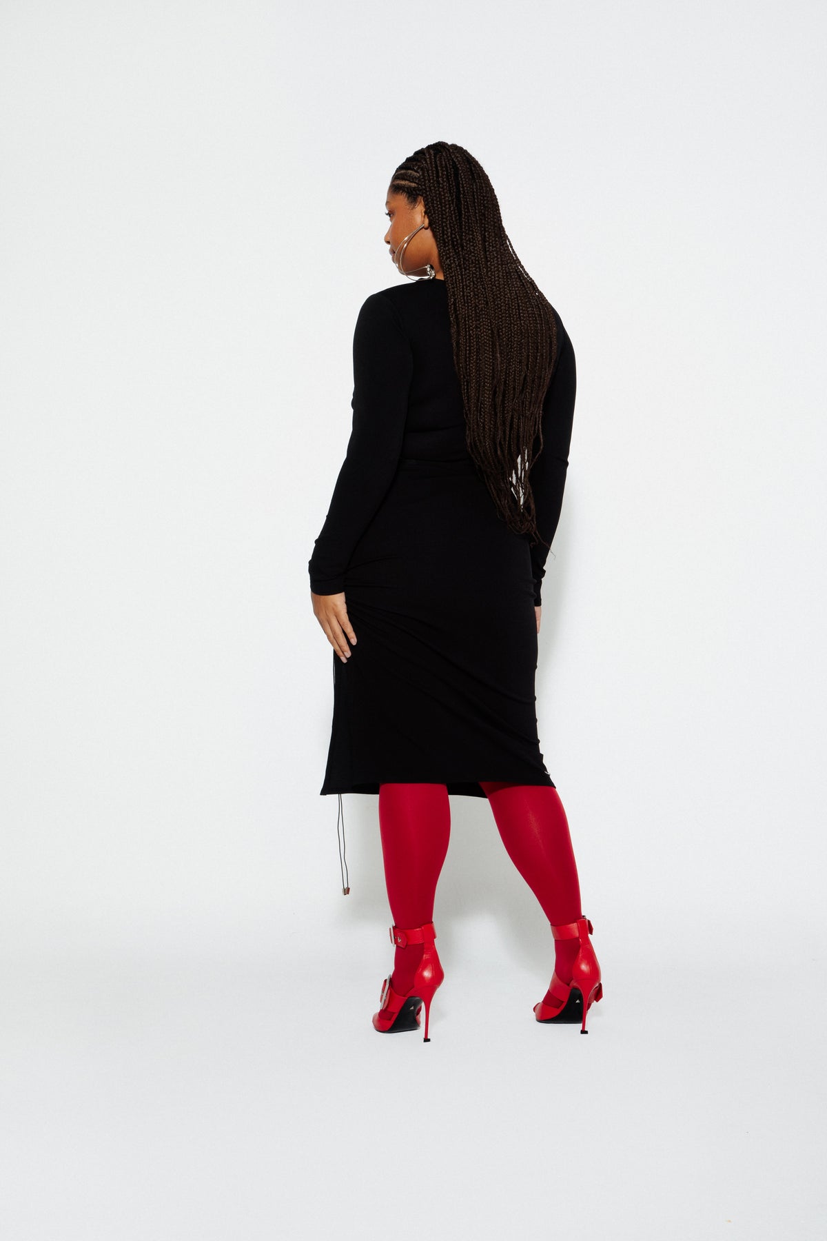 Modelo usando Saia Midi Barely There Preta e Blusa Transpasse Meia-Lua Karoline Vitto, vista traseira
