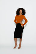 Modelo usando Saia Midi Barely There Preta e Body Barely There Karoline Vitto, vista frontal