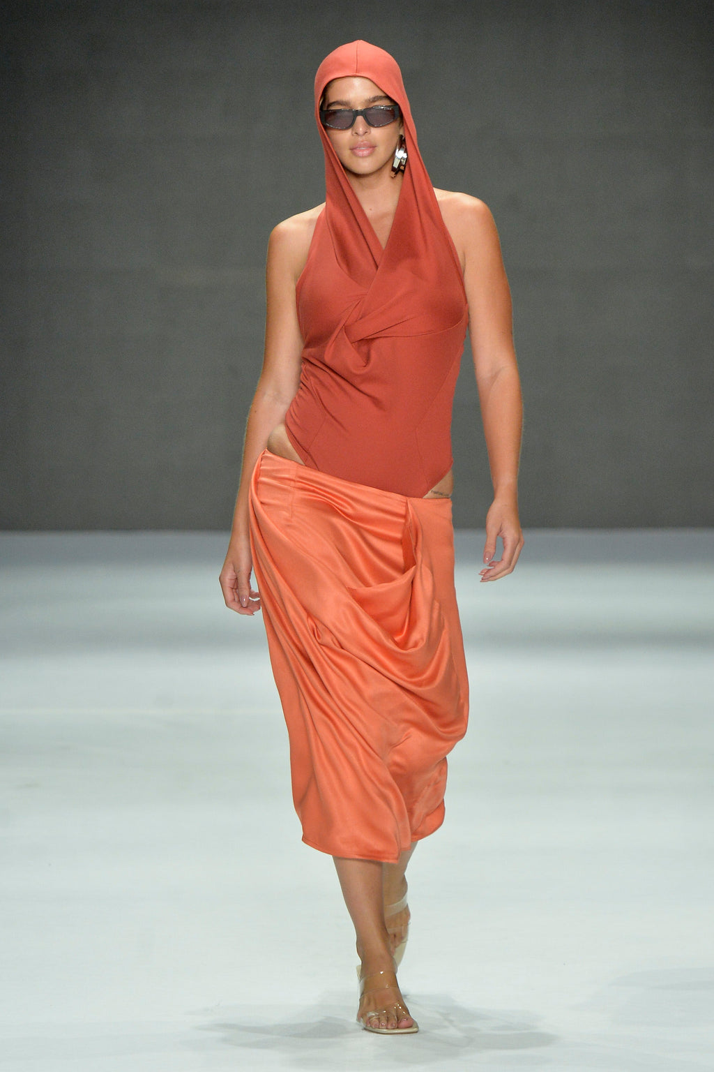 Modelo usando Saia Degagê Exagerado Laranja Karoline Vitto no desfile