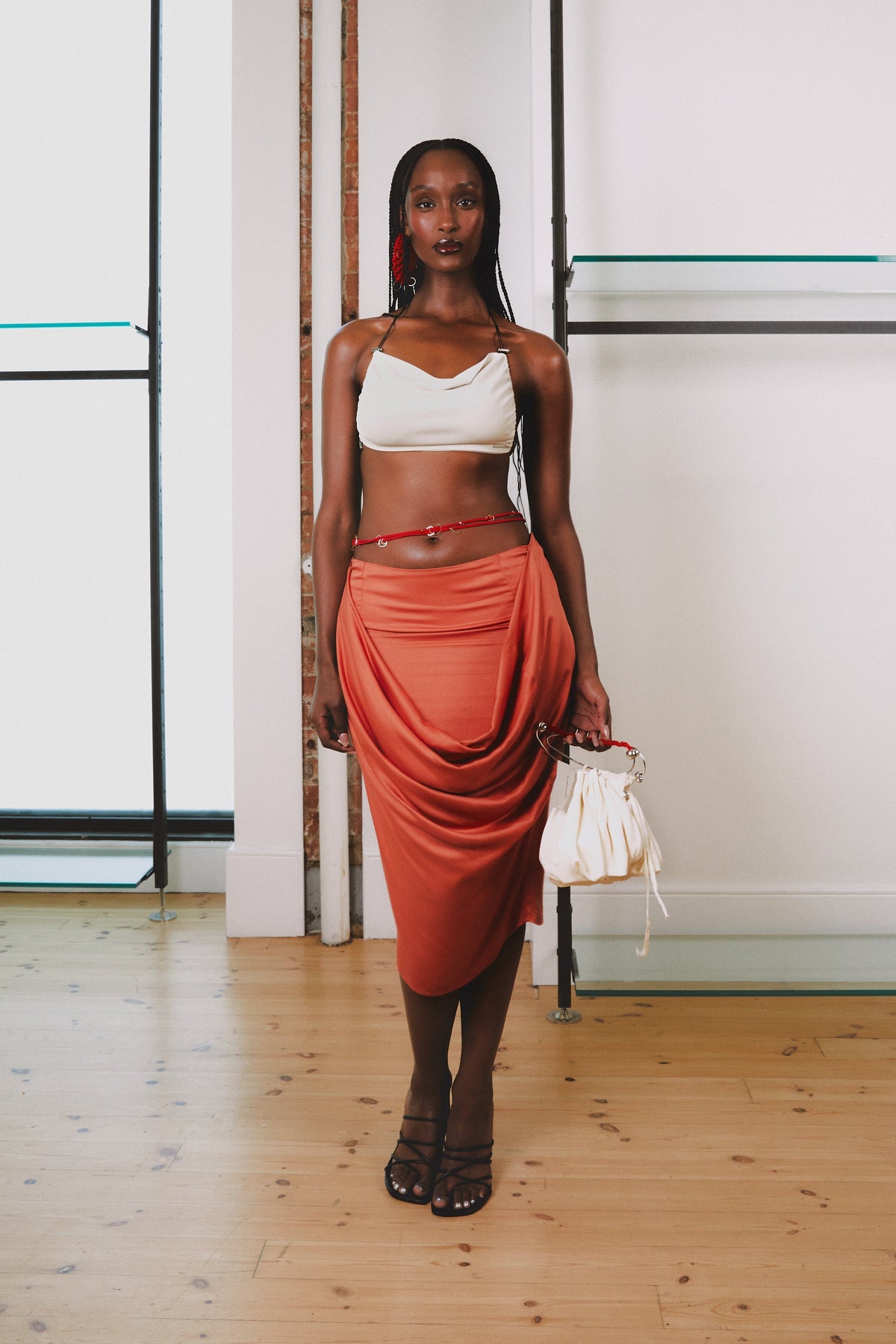 Modelo usando Saia Midi Degagê Exagerado Laranja Karoline Vitto