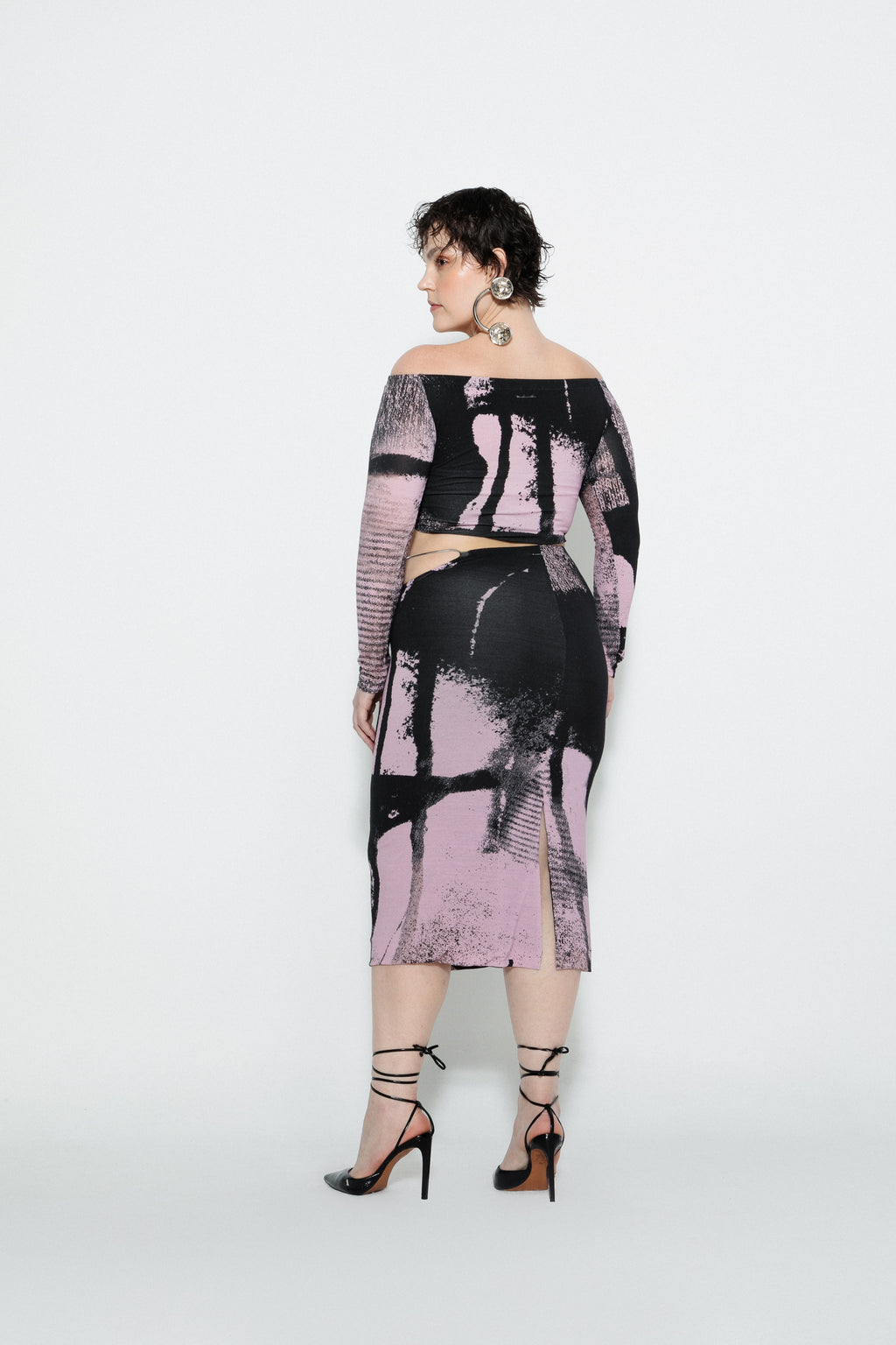 Modelo usando Saia Midi Estampada Blur Karoline Vitto, vista traseira