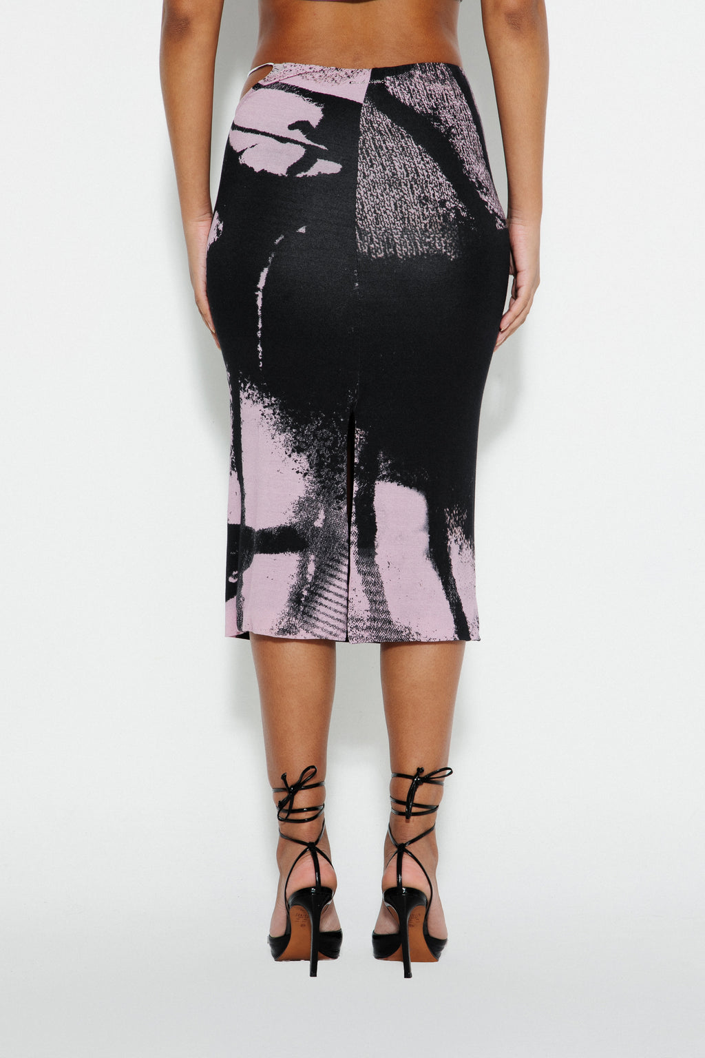 Detalhe traseiro da Saia Midi Estampada Blur Karoline Vitto