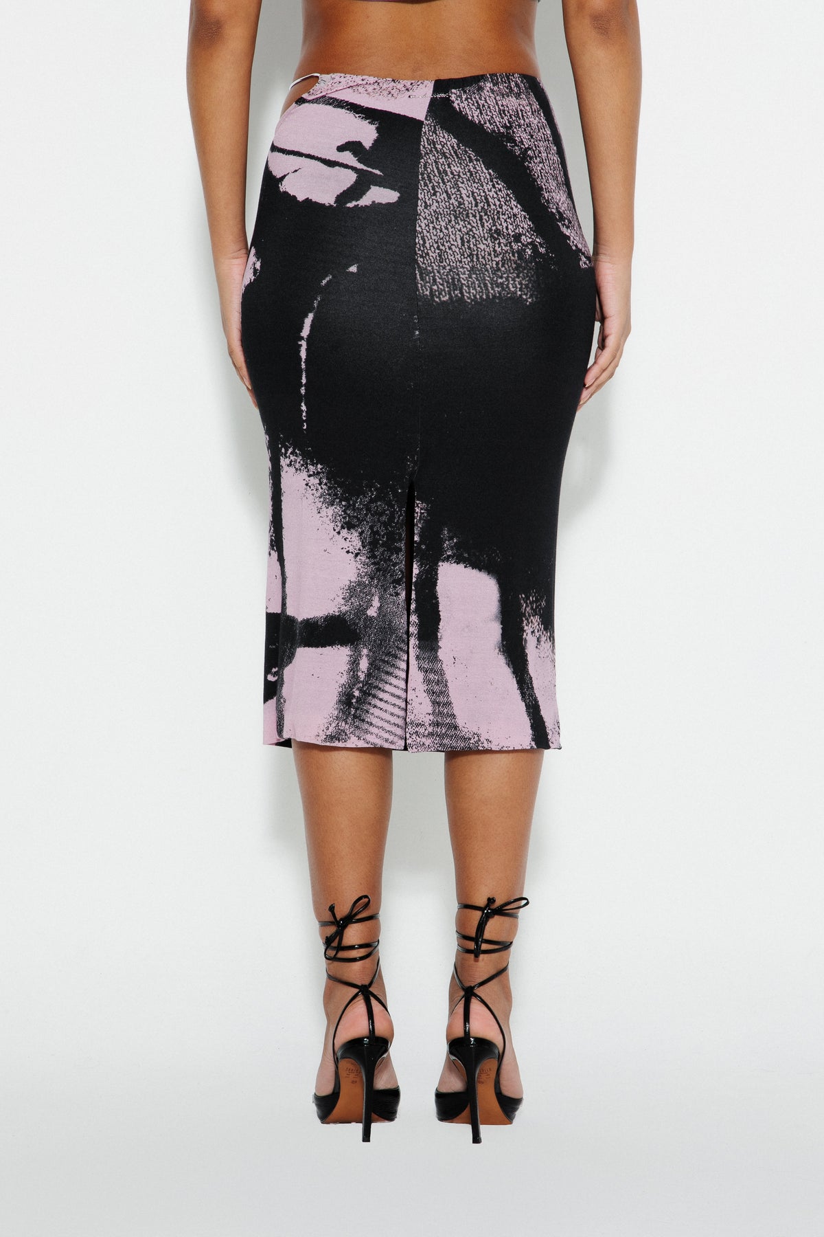 Detalhe traseiro da Saia Midi Estampada Blur Karoline Vitto