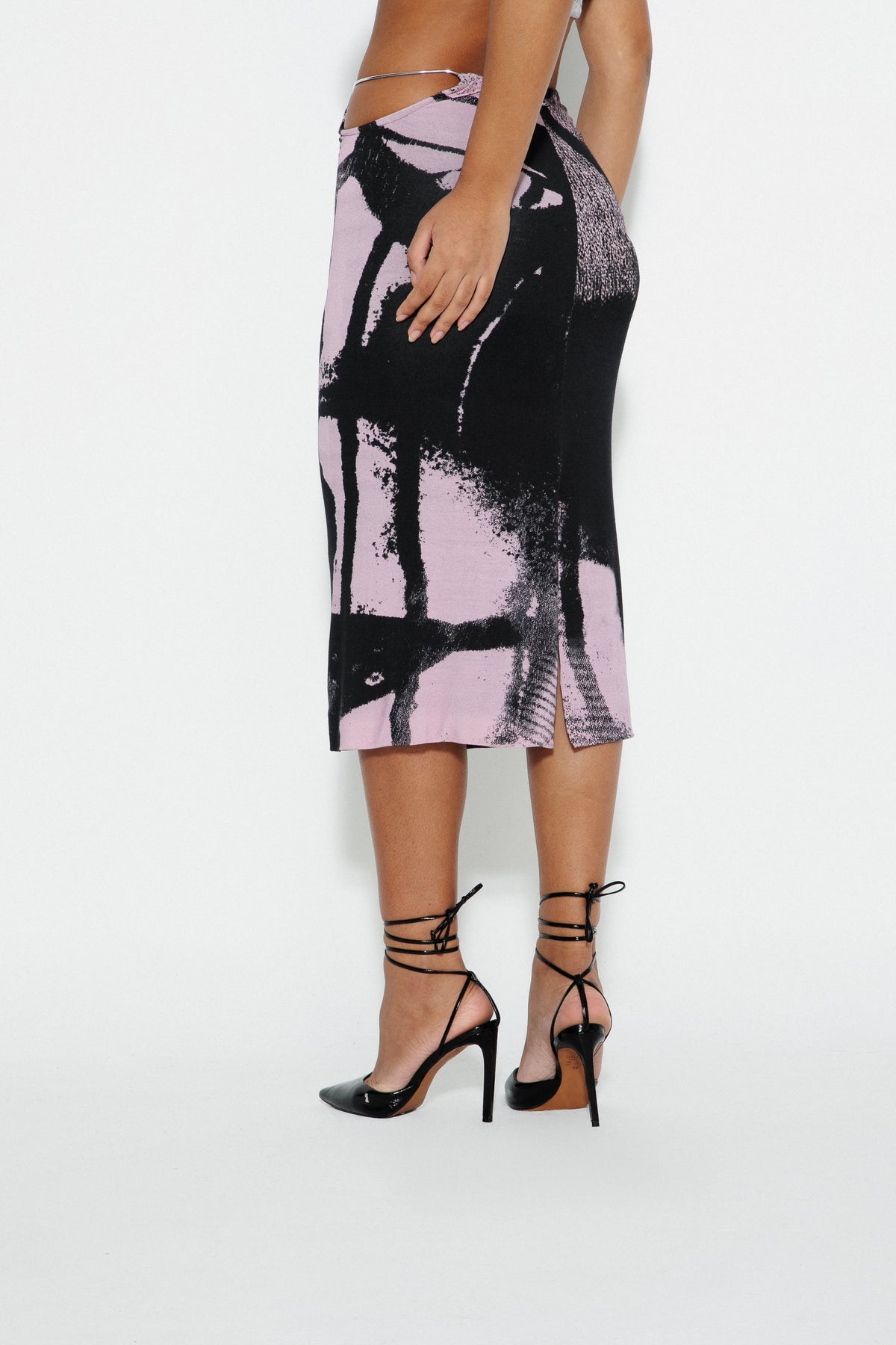 Modelo usando Saia Midi Estampada Blur Karoline Vitto, vista lateral