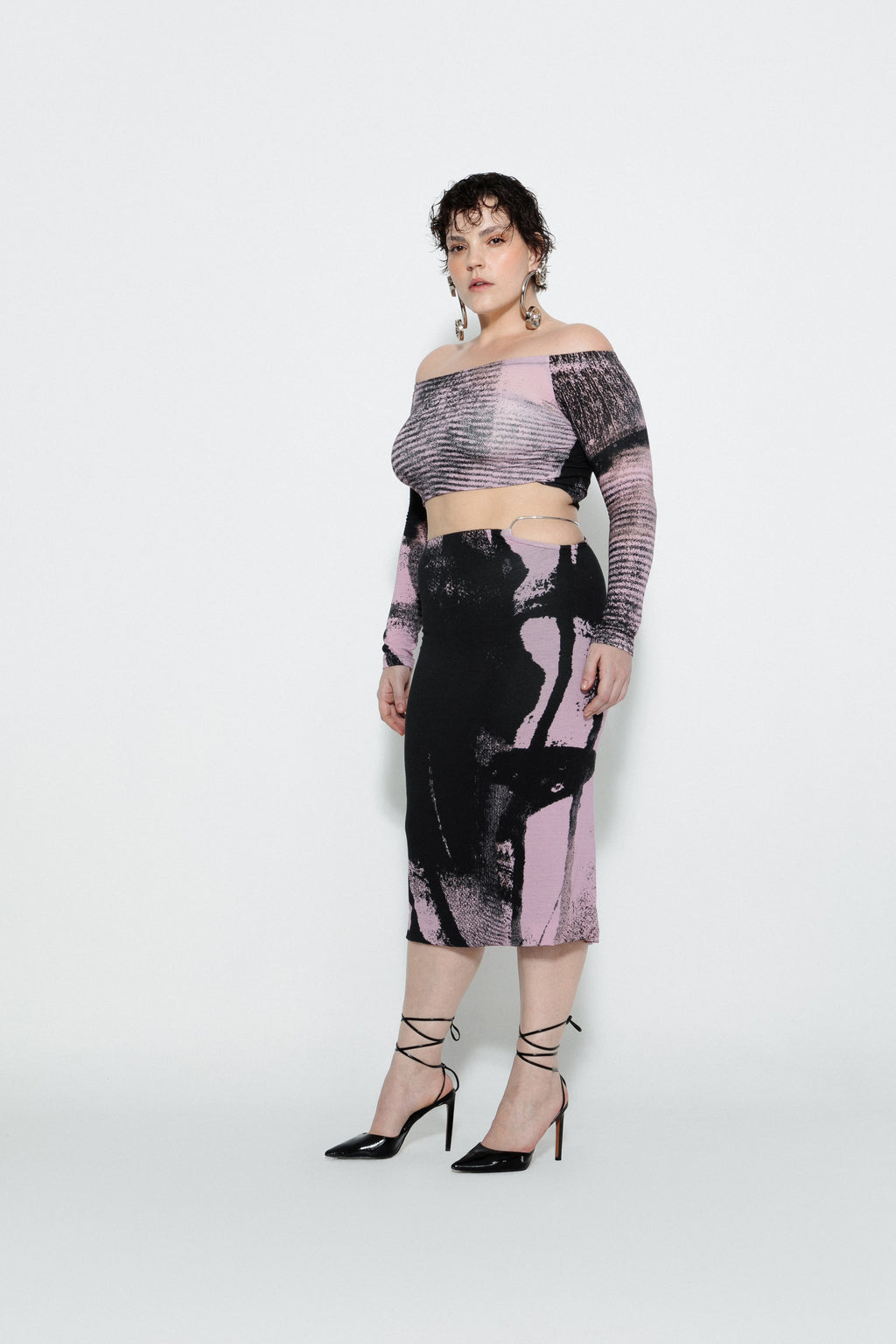 Modelo usando Saia Midi Estampada Blur Karoline Vitto