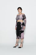 Modelo usando Saia Midi Estampada Blur Karoline Vitto