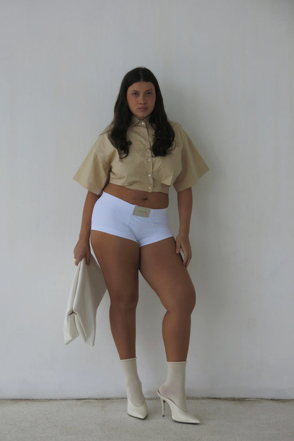 Modelo usando Shortinho Underwear KV Branco e Camisa Cropped Transpasse Bege Karoline Vitto