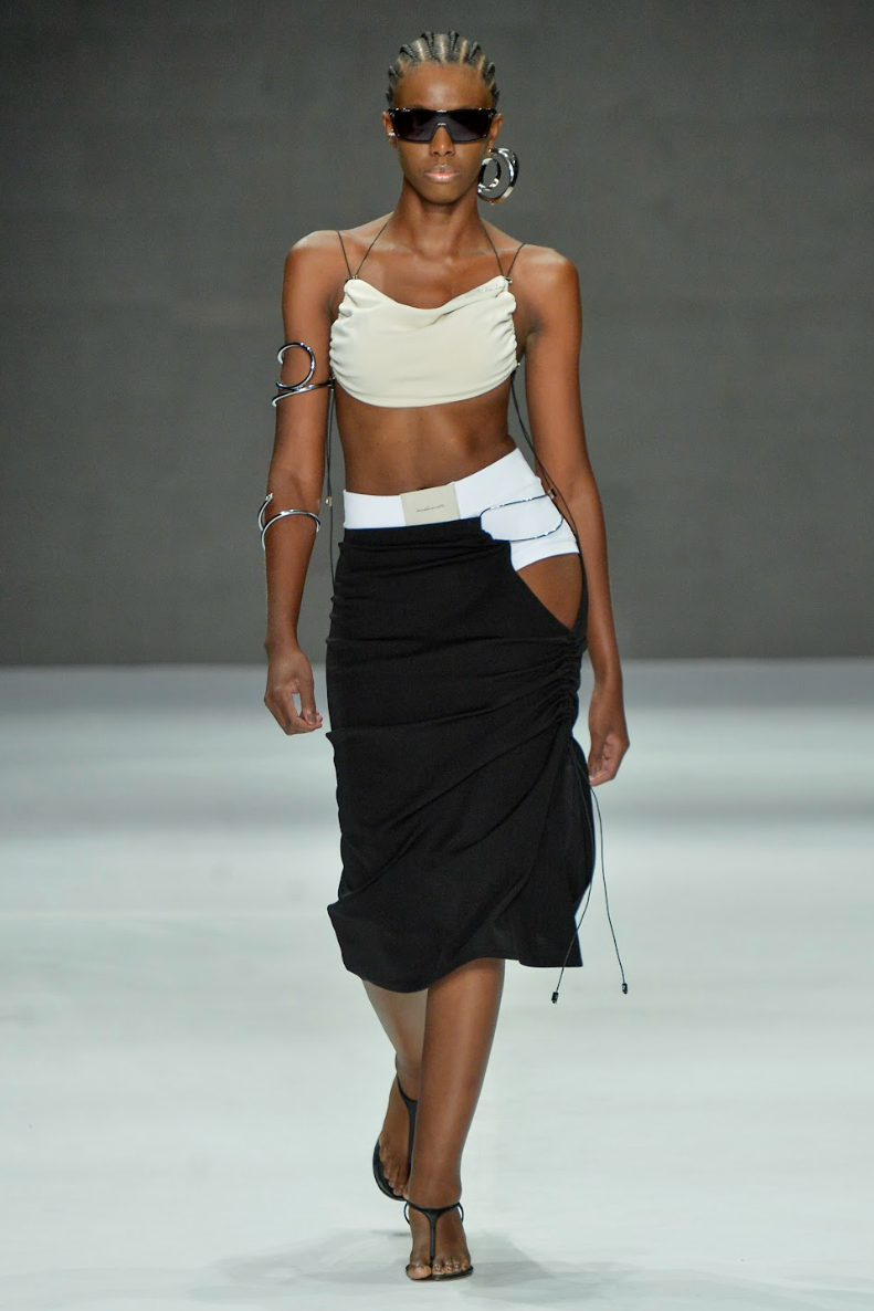 Modelo usando Shortinho Underwear KV Branco Karoline Vitto no desfile
