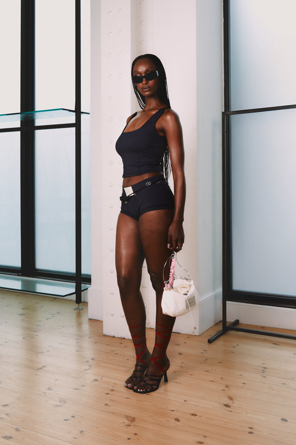Modelo usando Shortinho Underwear KV Preto Karoline Vitto