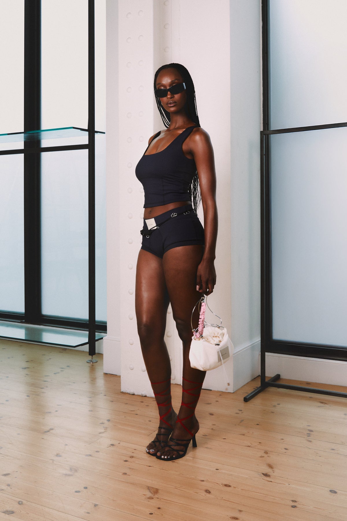 Modelo usando Shortinho Underwear KV Preto Karoline Vitto