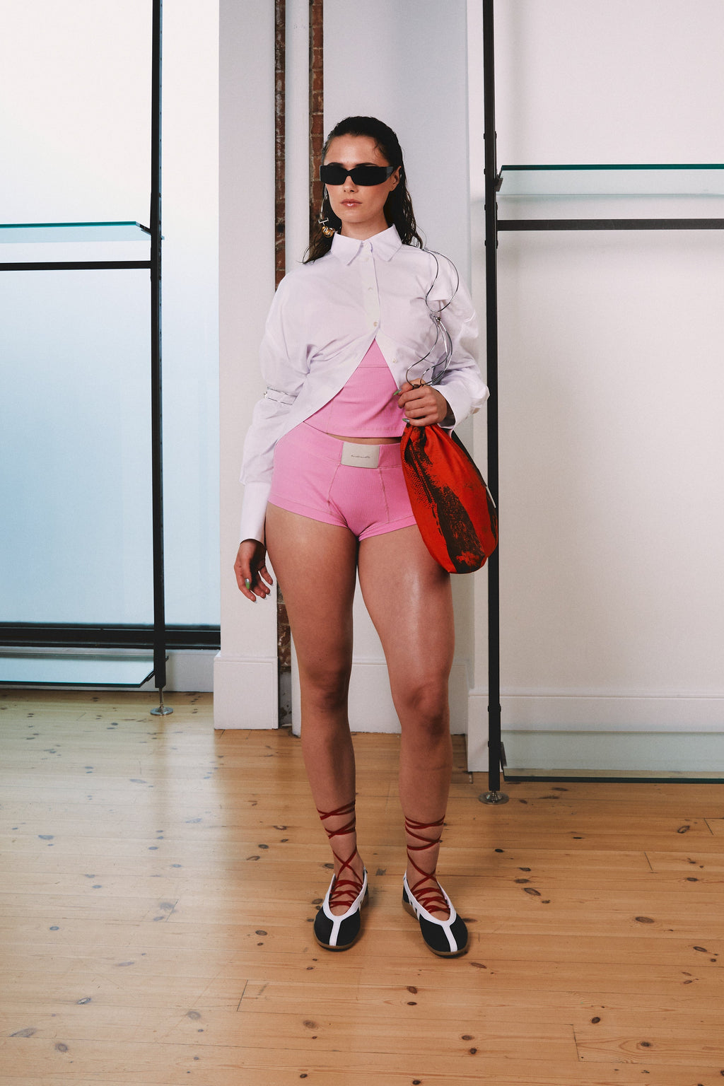 Modelo usando Shortinho Underwear KV Rosa Karoline Vitto