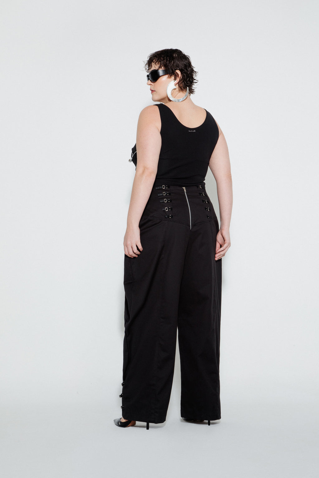 Modelo usando Top Aro Duplo e Calça Boyfriend Alças Karoline Vitto, vista traseira