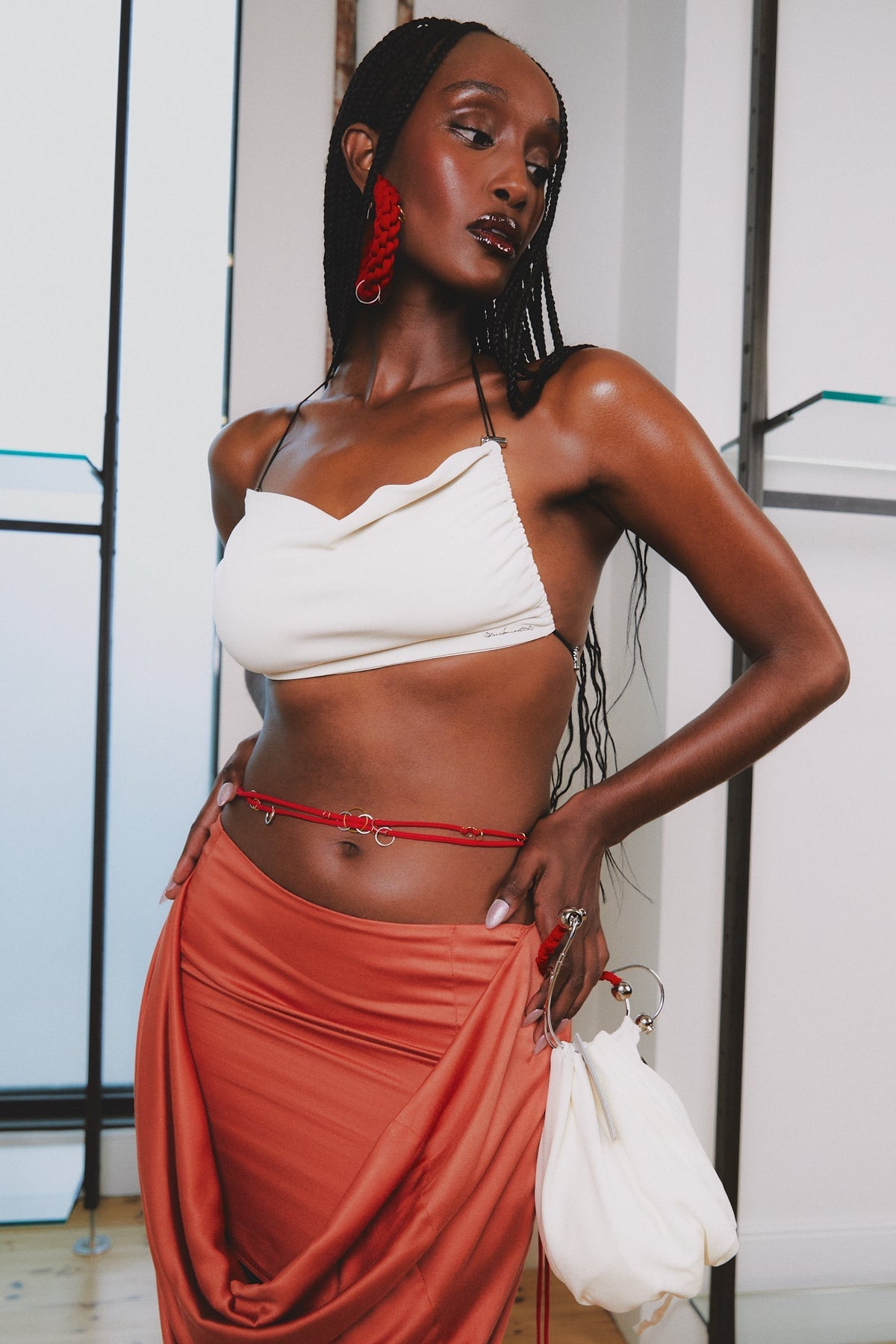 Modelo usando Top Barely There Areia Karoline Vitto