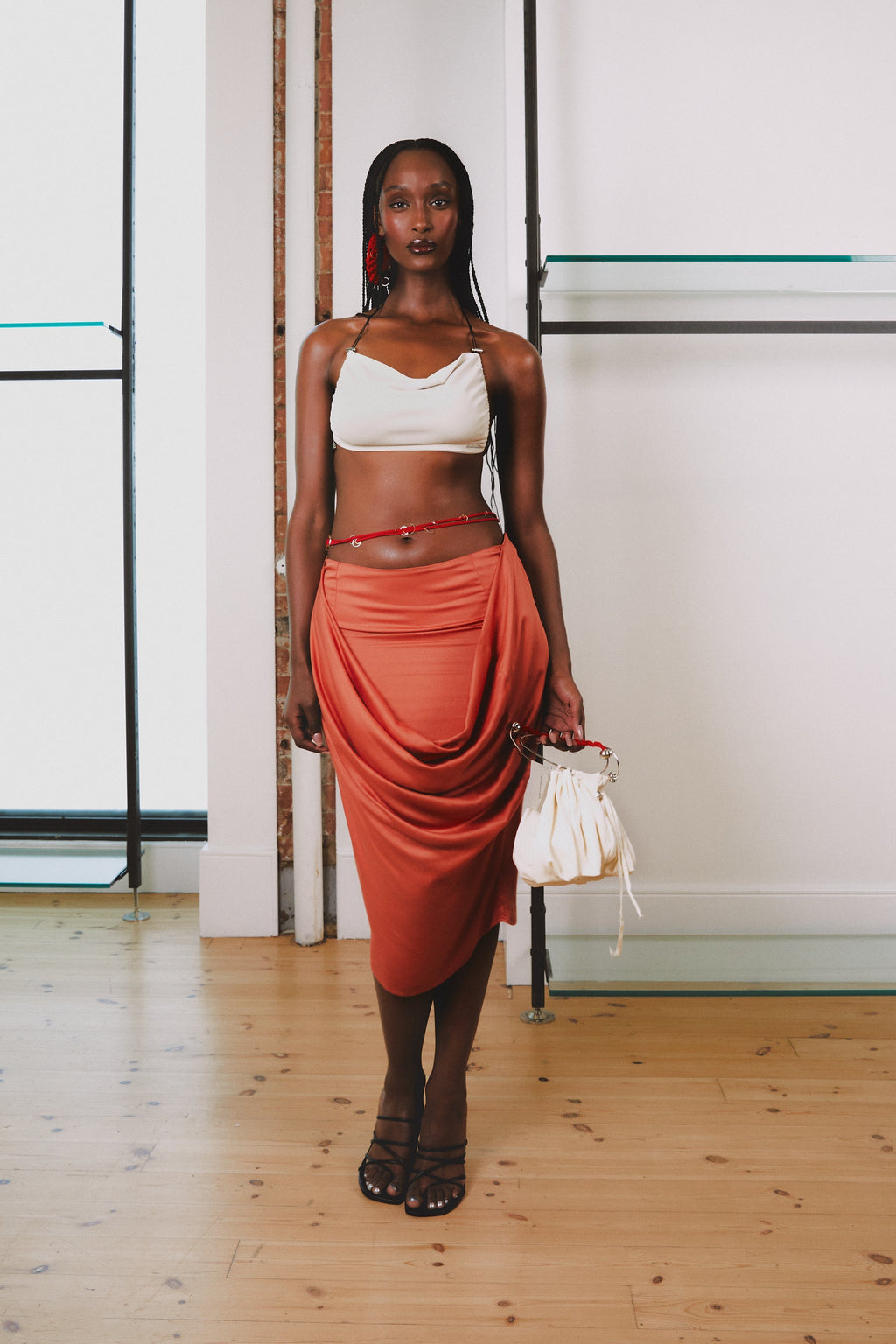 Modelo usando Top Barely There Areia Karoline Vitto