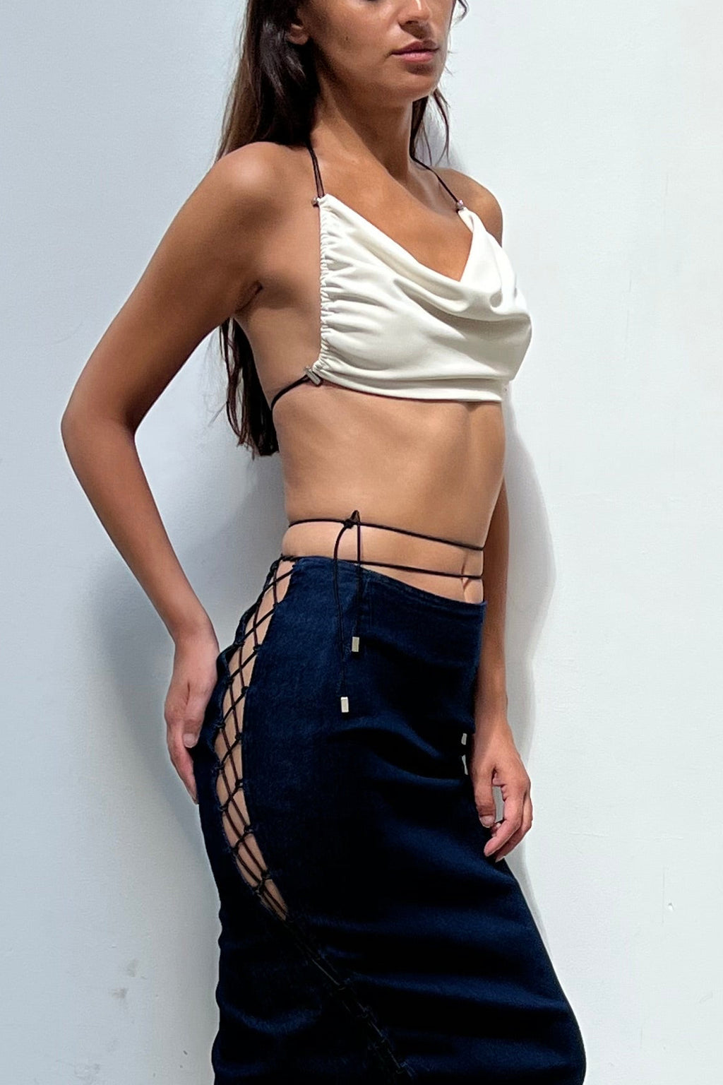 Modelo usando Top Barely There Areia Karoline Vitto