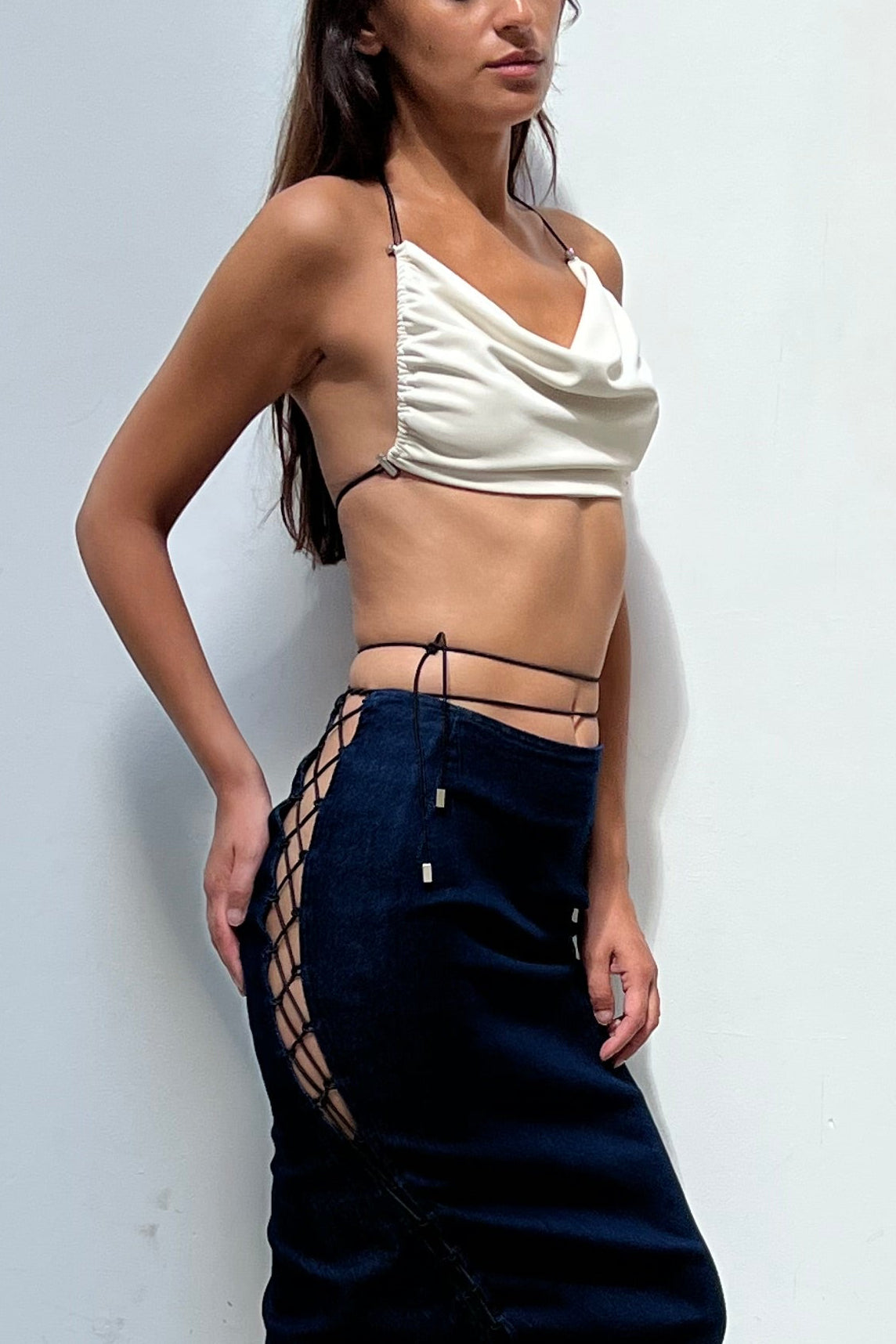 Modelo usando Top Barely There Areia Karoline Vitto