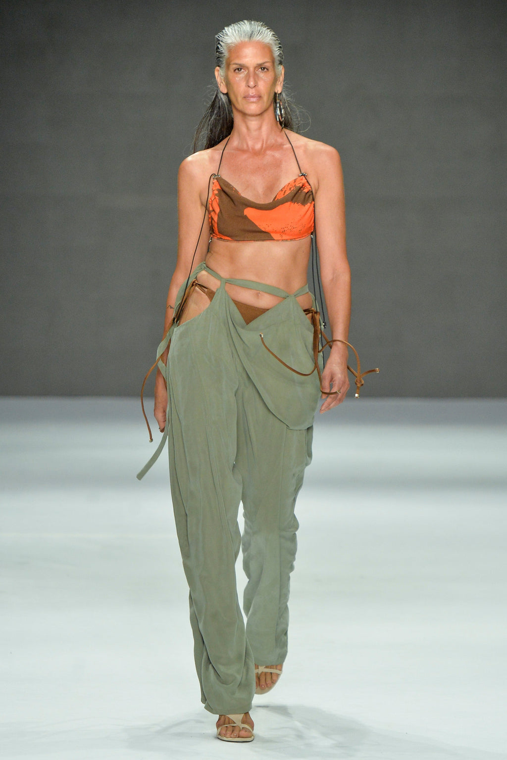Modelo usando Top Barely There Estampado Karoline Vitto no desfile