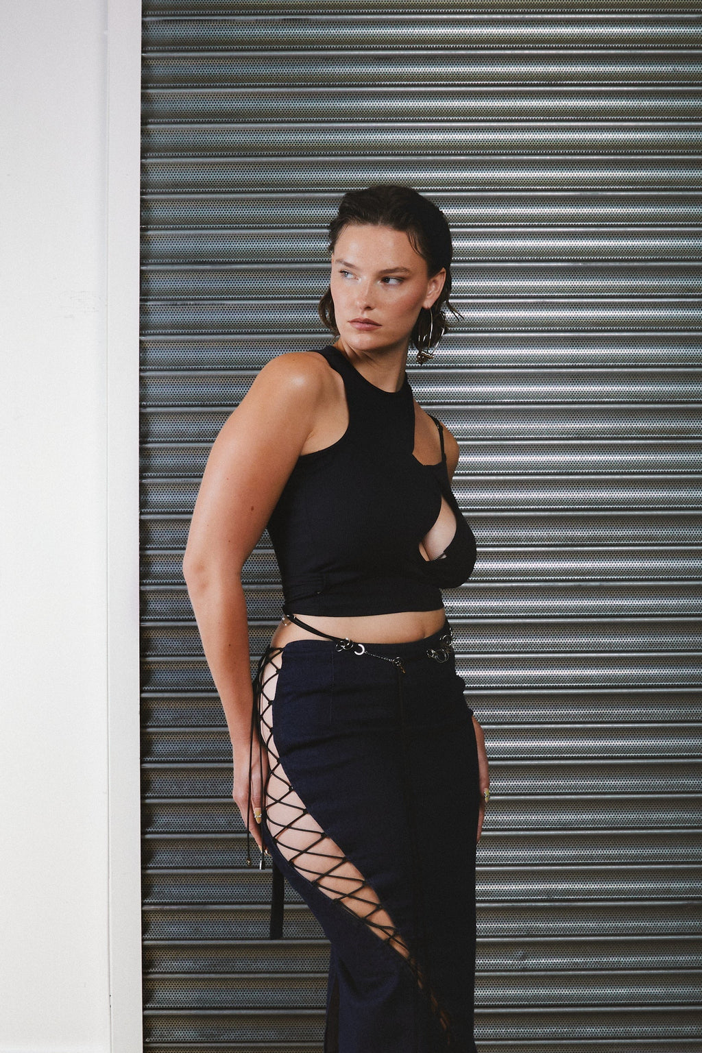 Modelo usando Top Metal KV Preto Karoline Vitto