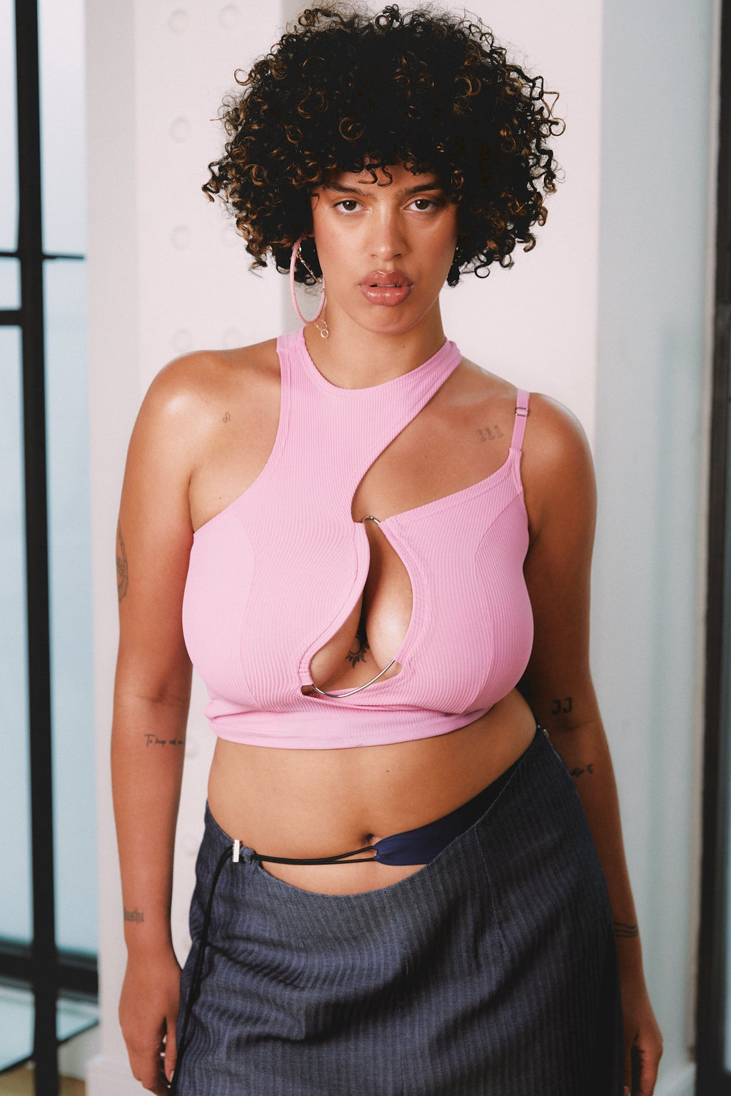 Modelo usando Top Metal KV Rosa Karoline Vitto