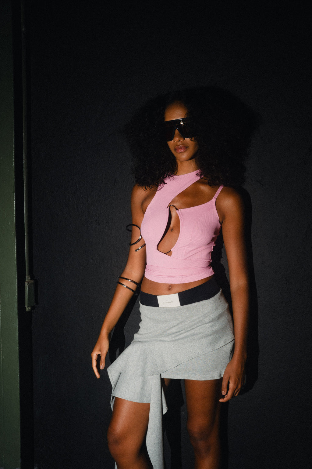 Modelo usando Top Metal KV Rosa Karoline Vitto