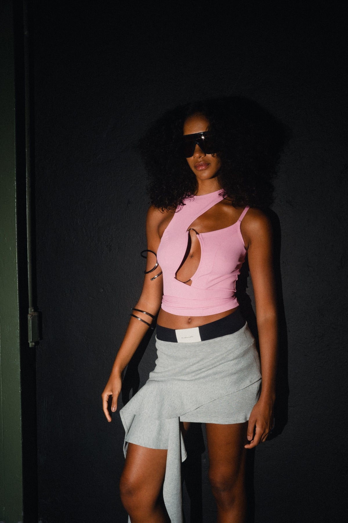 Modelo usando Top Metal KV Rosa Karoline Vitto