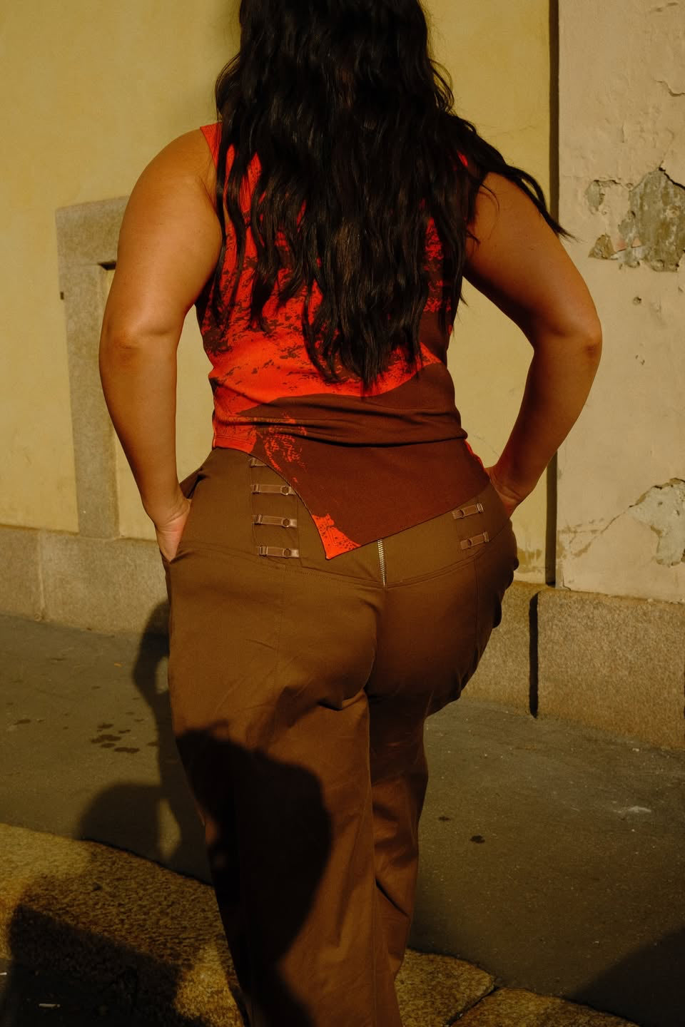 Modelo usando Top Nó Estampado Karoline Vitto, vista traseira