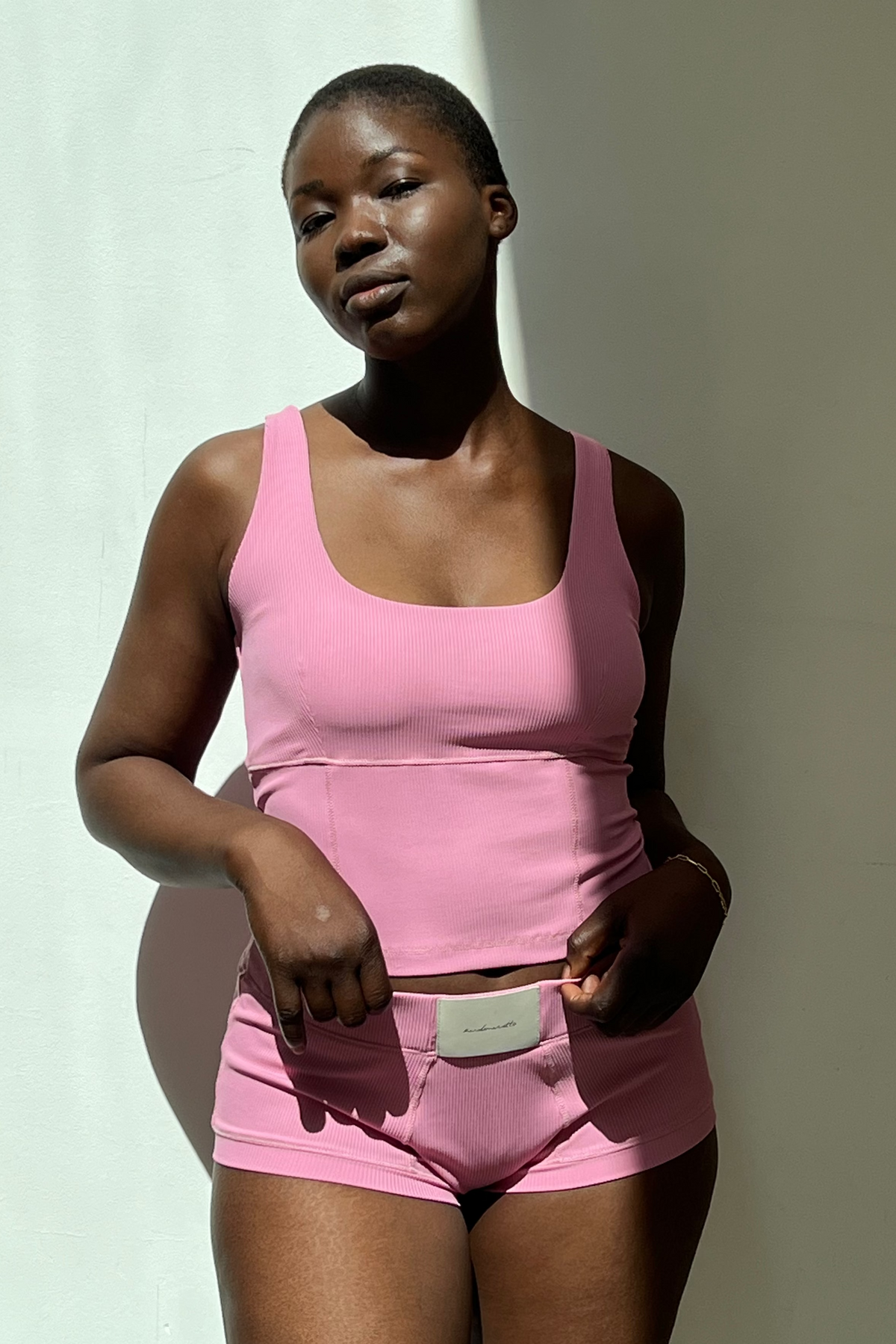 Modelo usando Top Underwear KV Rosa Karoline Vitto, vista frontal
