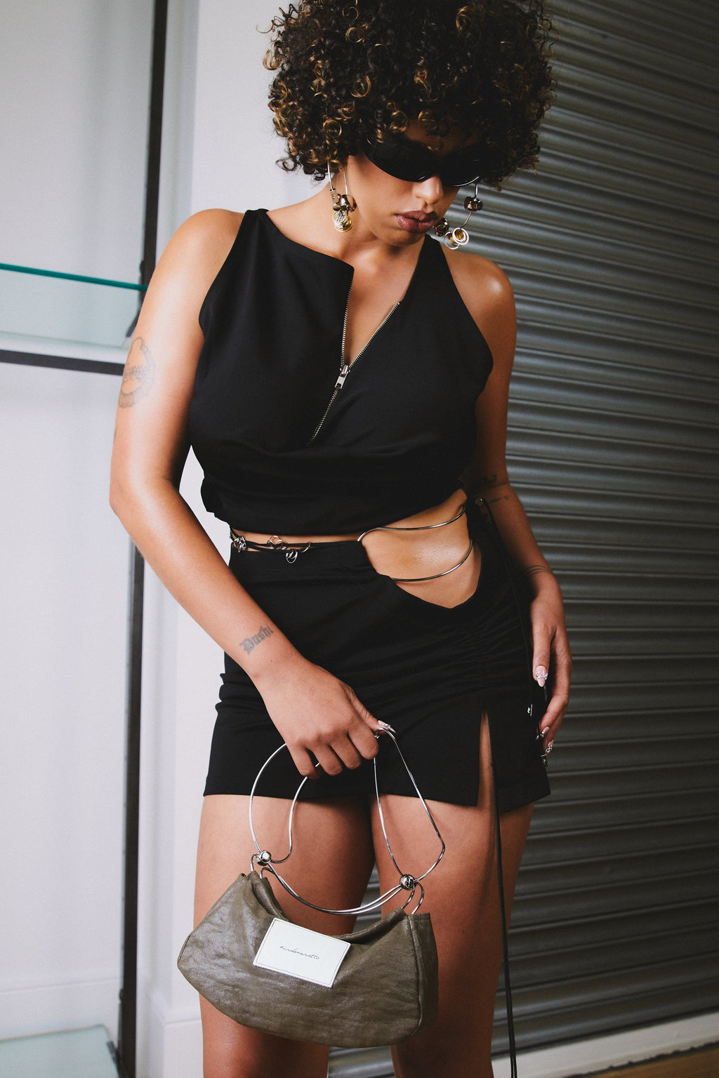 Modelo usando Top Zíper Preto Karoline Vitto