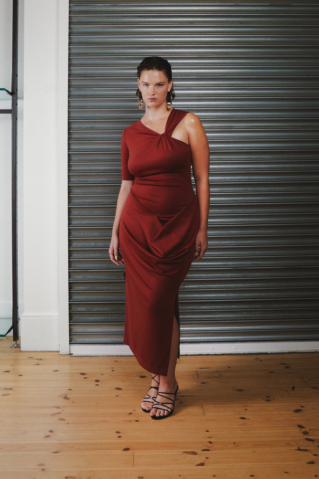 Modelo usando Vestido Ashley Vermelho Karoline Vitto, vista frontal