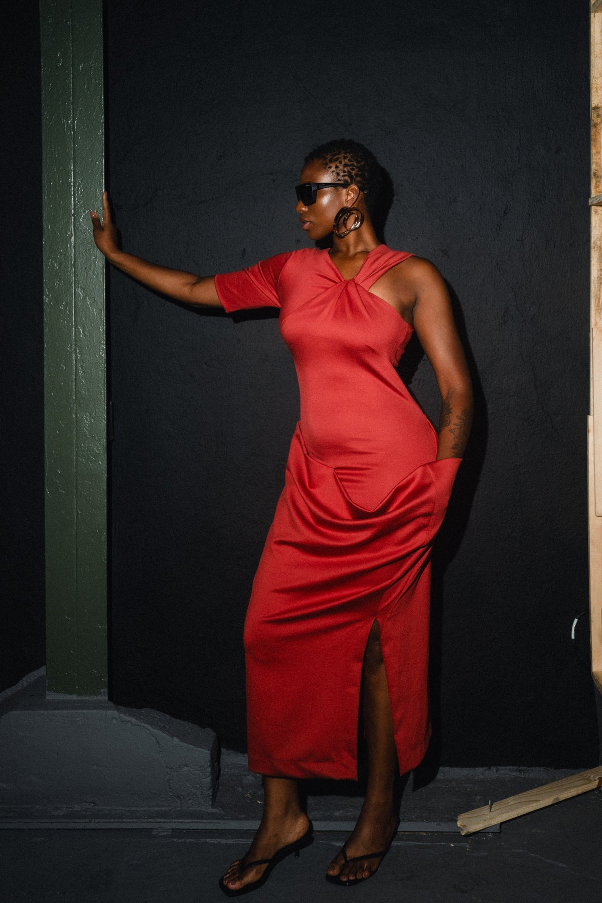 Modelo usando Vestido Ashley Vermelho Karoline Vitto, vista frontal