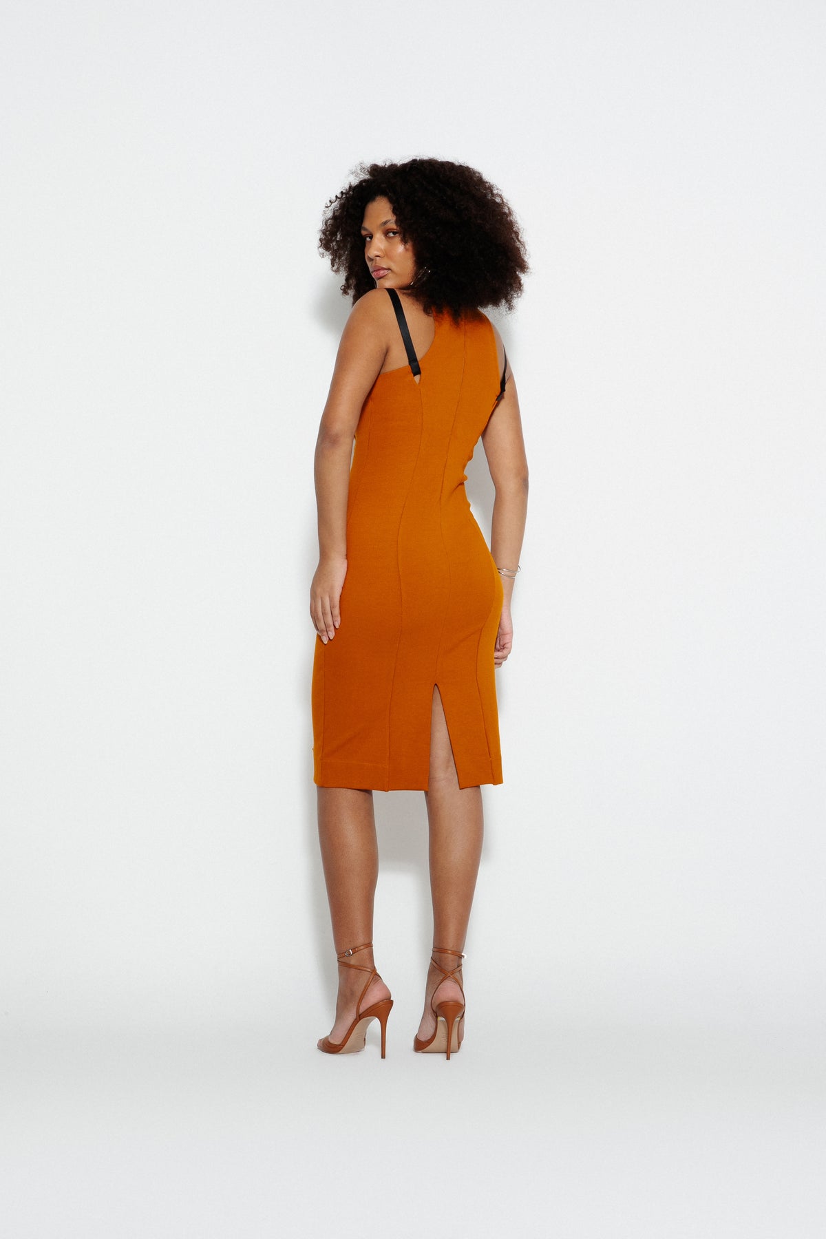 Modelo usando Vestido Curvo Elásticos Mostarda Karoline Vitto, vista lateral