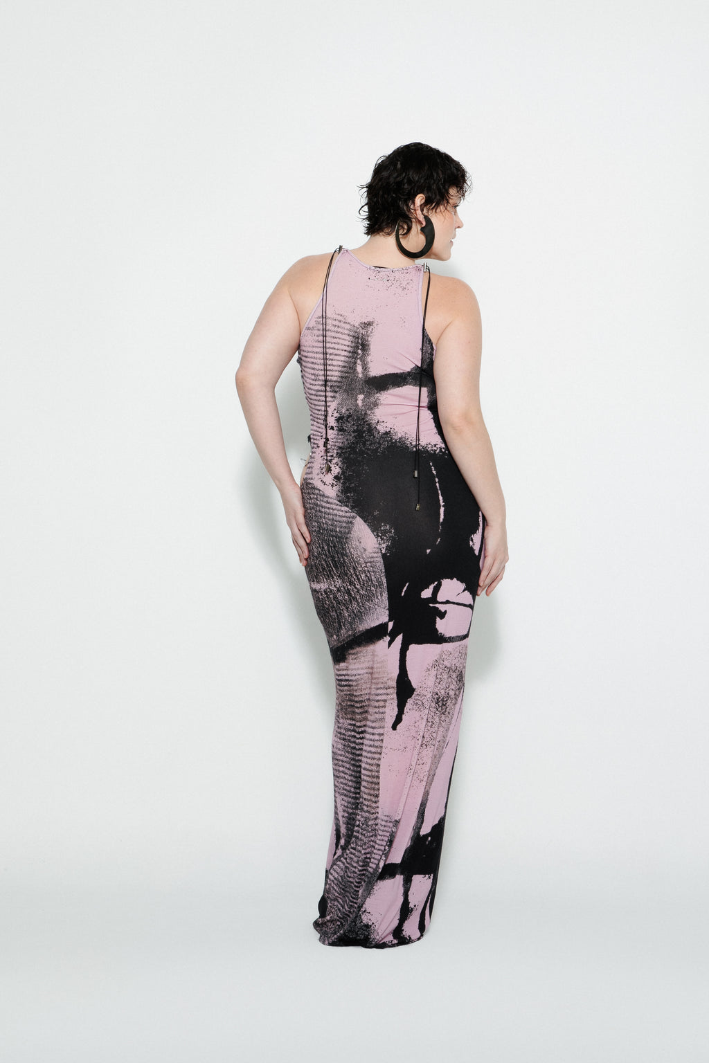 Modelo usando Vestido Cutout Estampado Karoline Vitto, vista traseira