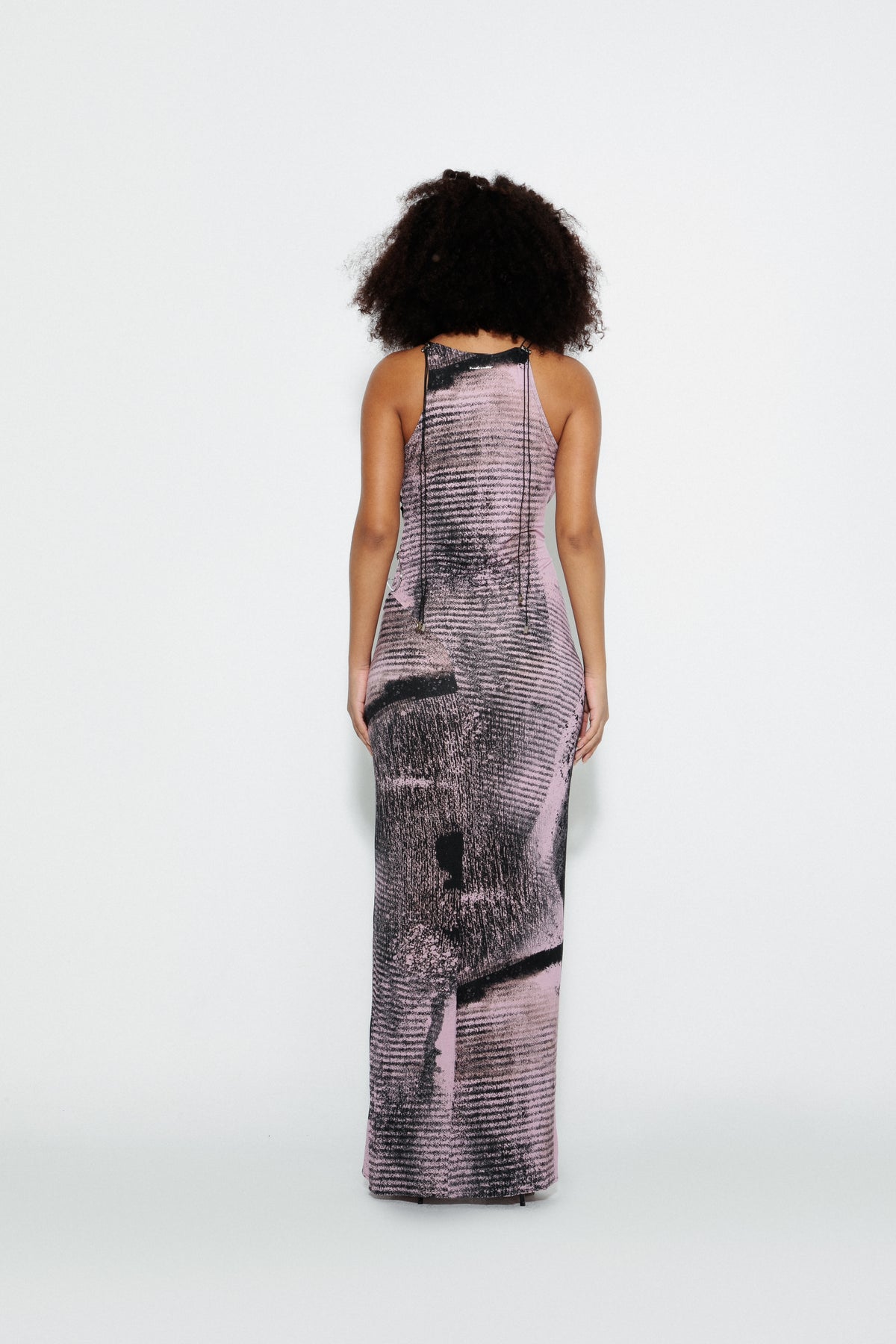 Modelo usando Vestido Cutout Estampado Karoline Vitto, vista traseira