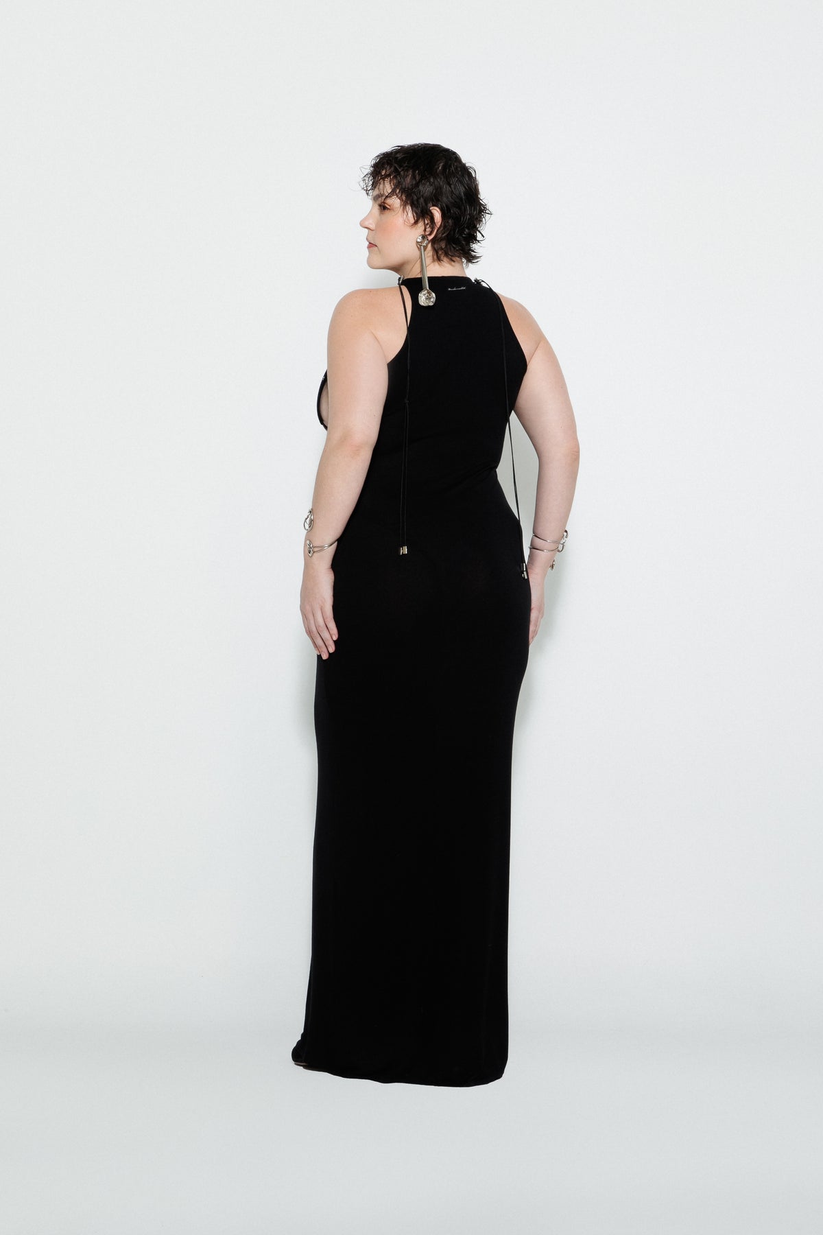 Modelo usando Vestido Cutout Preto Karoline Vitto, vista traseira