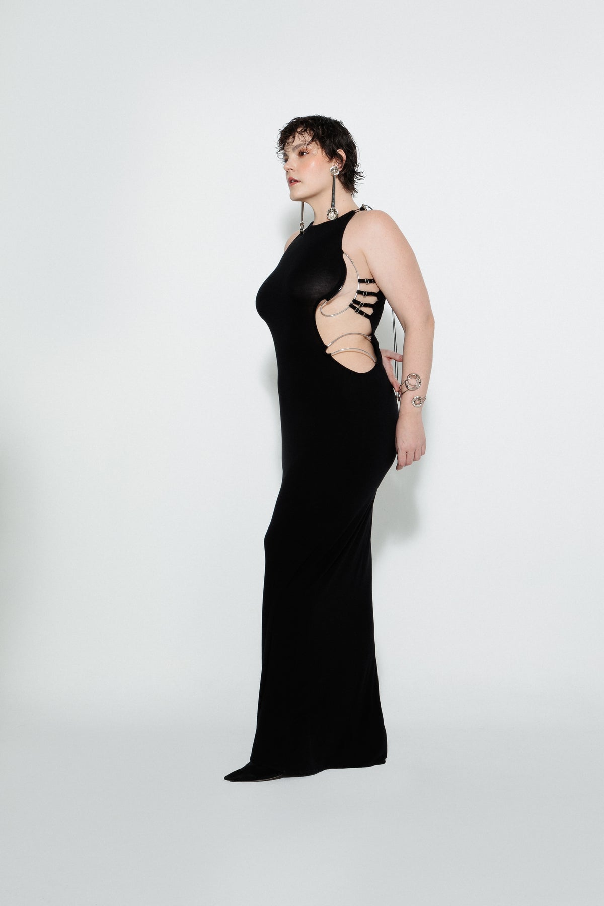 Modelo usando Vestido Cutout Preto Karoline Vitto, vista lateral