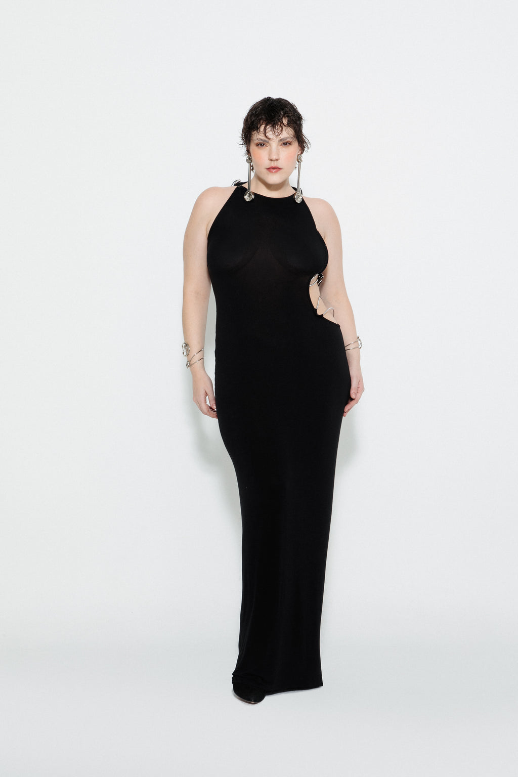 Modelo usando Vestido Cutout Preto Karoline Vitto