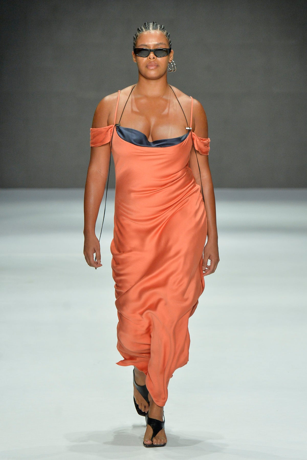 Modelo usando Vestido Enviesado Manguinhas Laranja Karoline Vitto no desfile