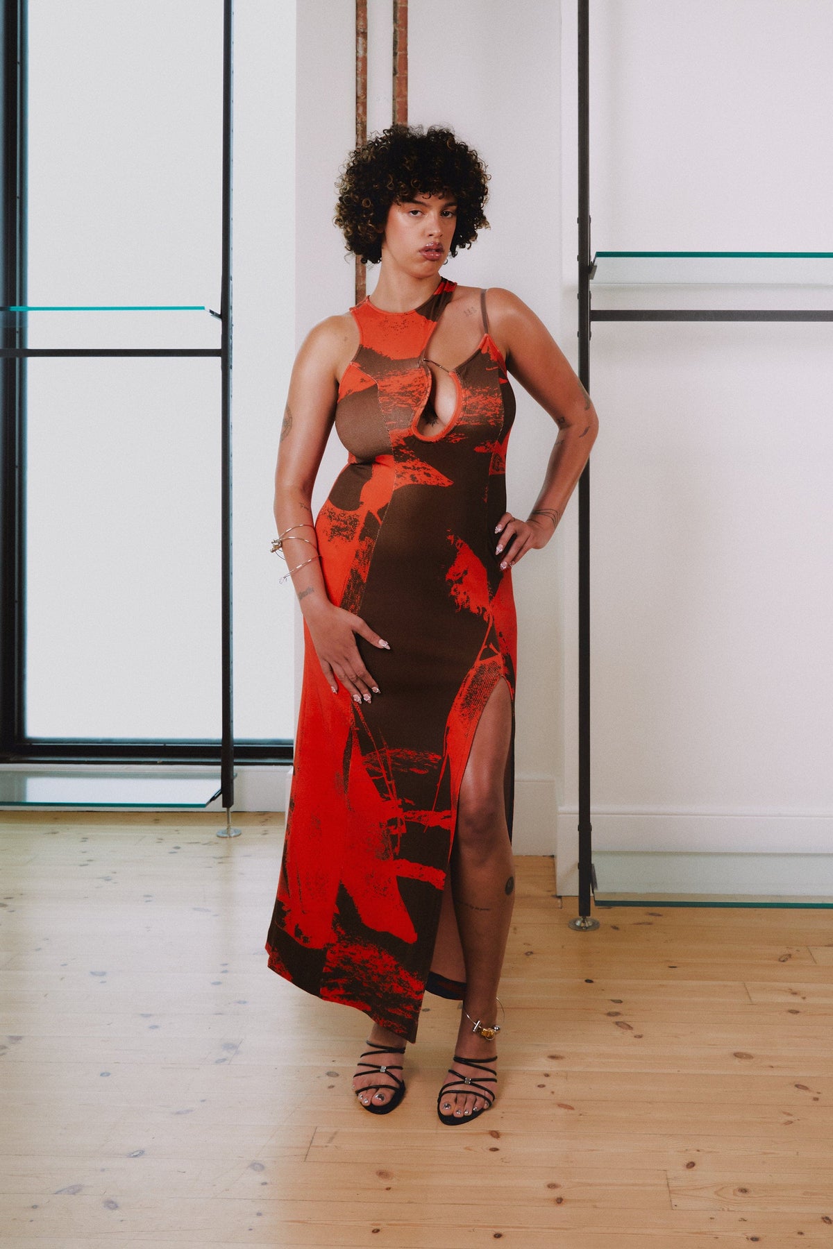 Modelo usando Vestido Metal KV Estampado Karoline Vitto