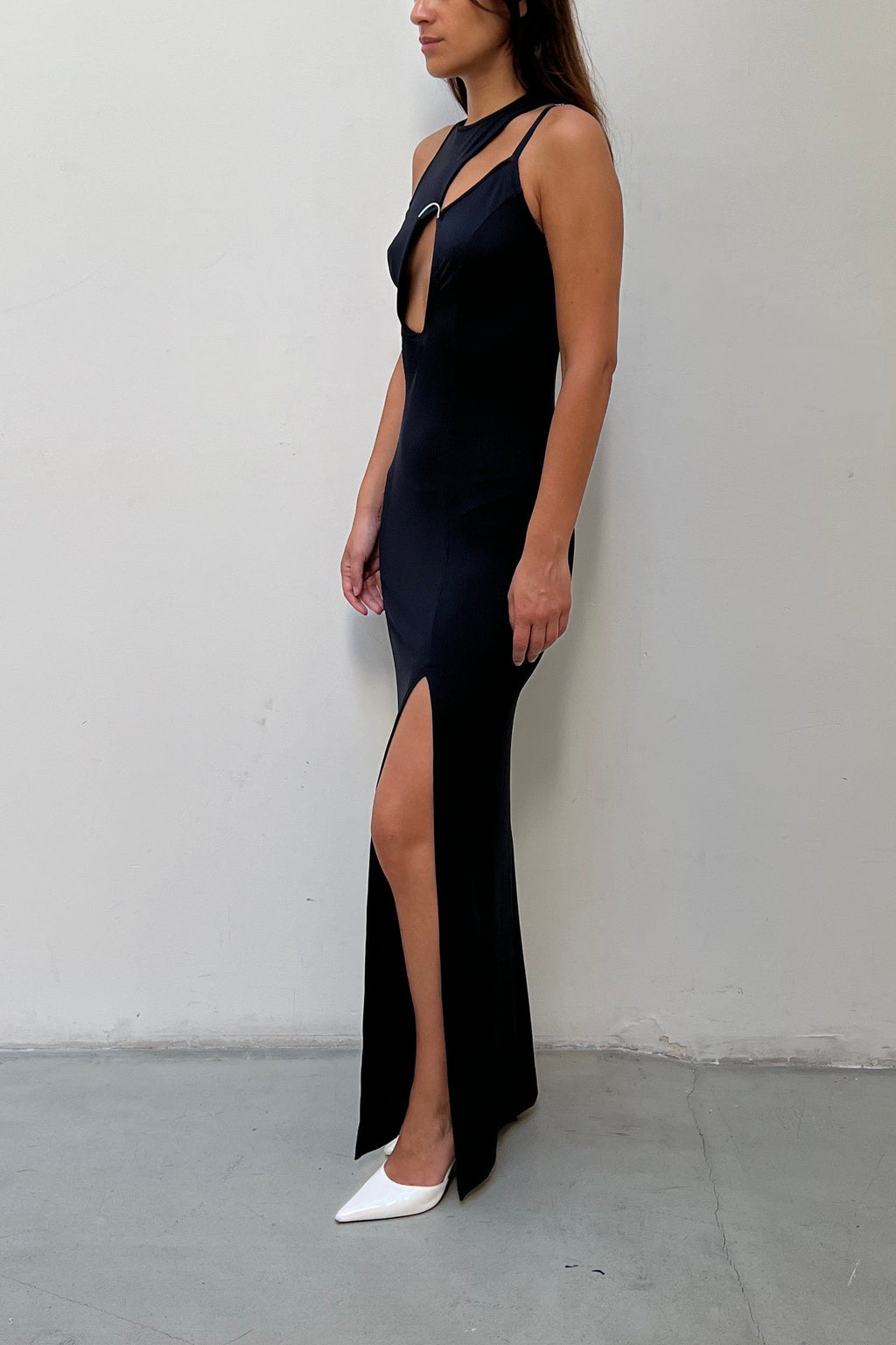 Modelo usando Vestido Metal KV Preto Karoline Vitto, vista lateral