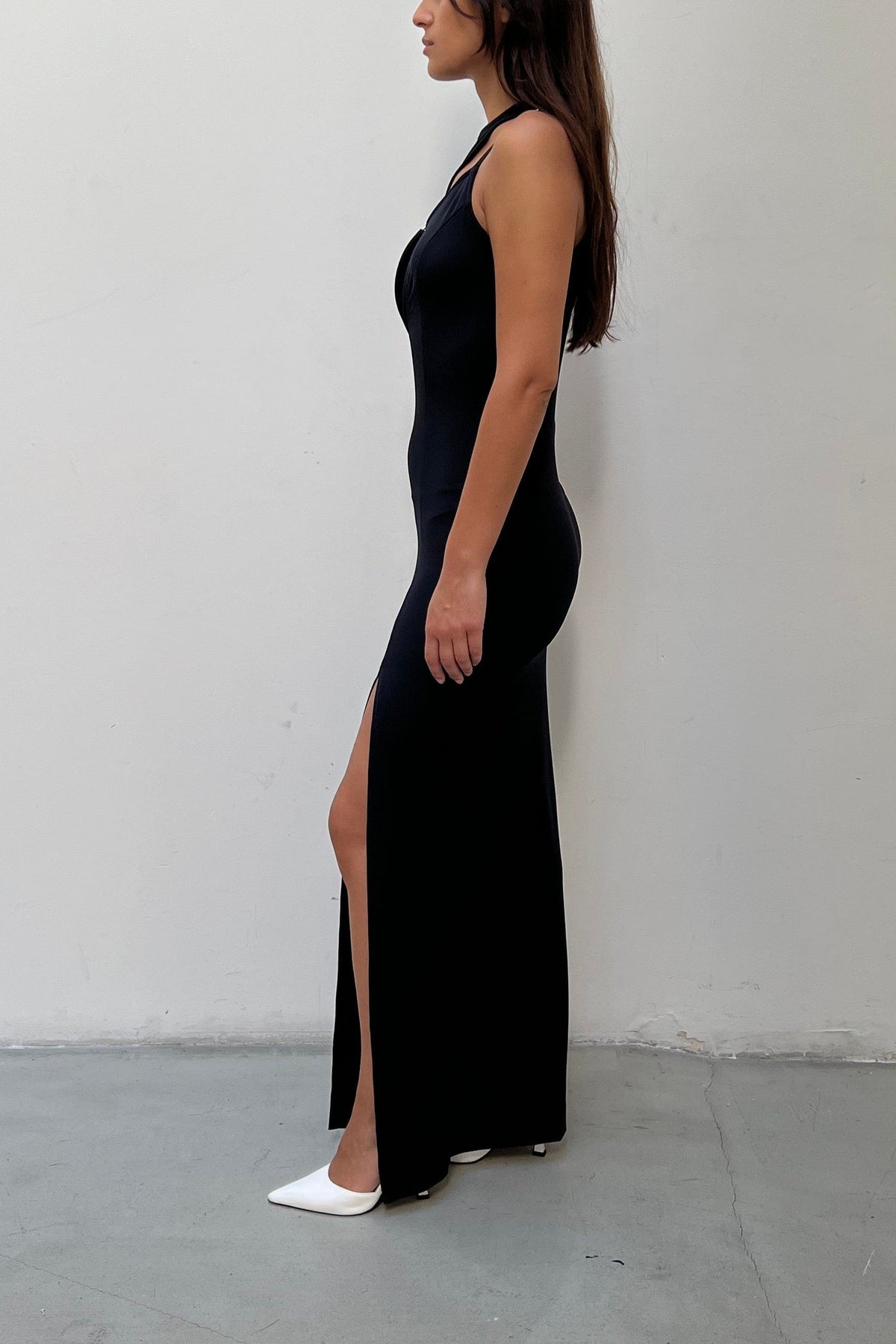 Modelo usando Vestido Metal KV Preto Karoline Vitto, vista lateral
