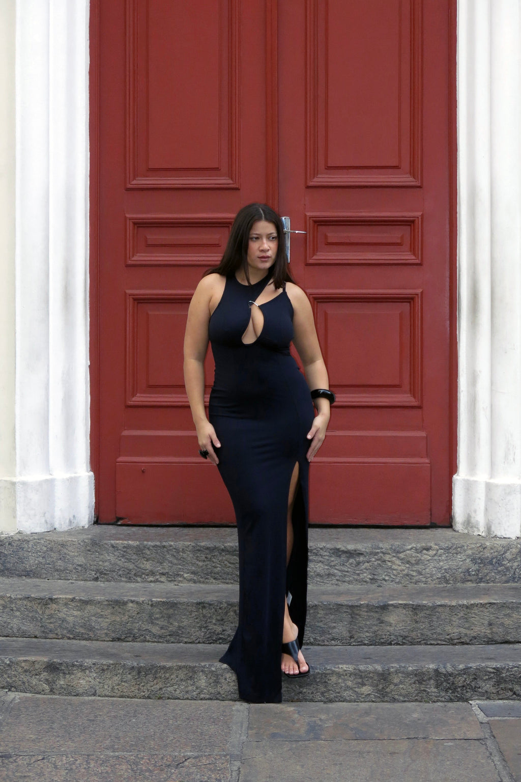 Modelo usando Vestido Metal KV Preto Karoline Vitto